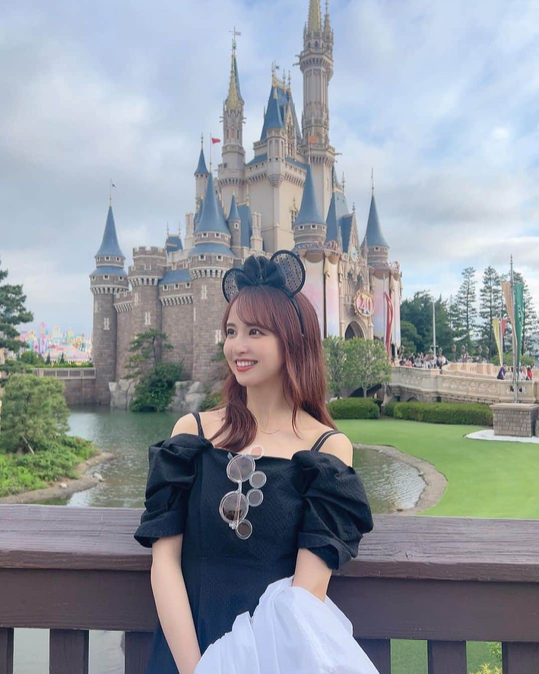 佐藤楓のインスタグラム：「.  久しぶりに…🏰🖤  しあわせでいっぱいになる、 やっぱり夢の国です🪄  #Tokyodisneyland #ディズニー40周年 #kaedegram」