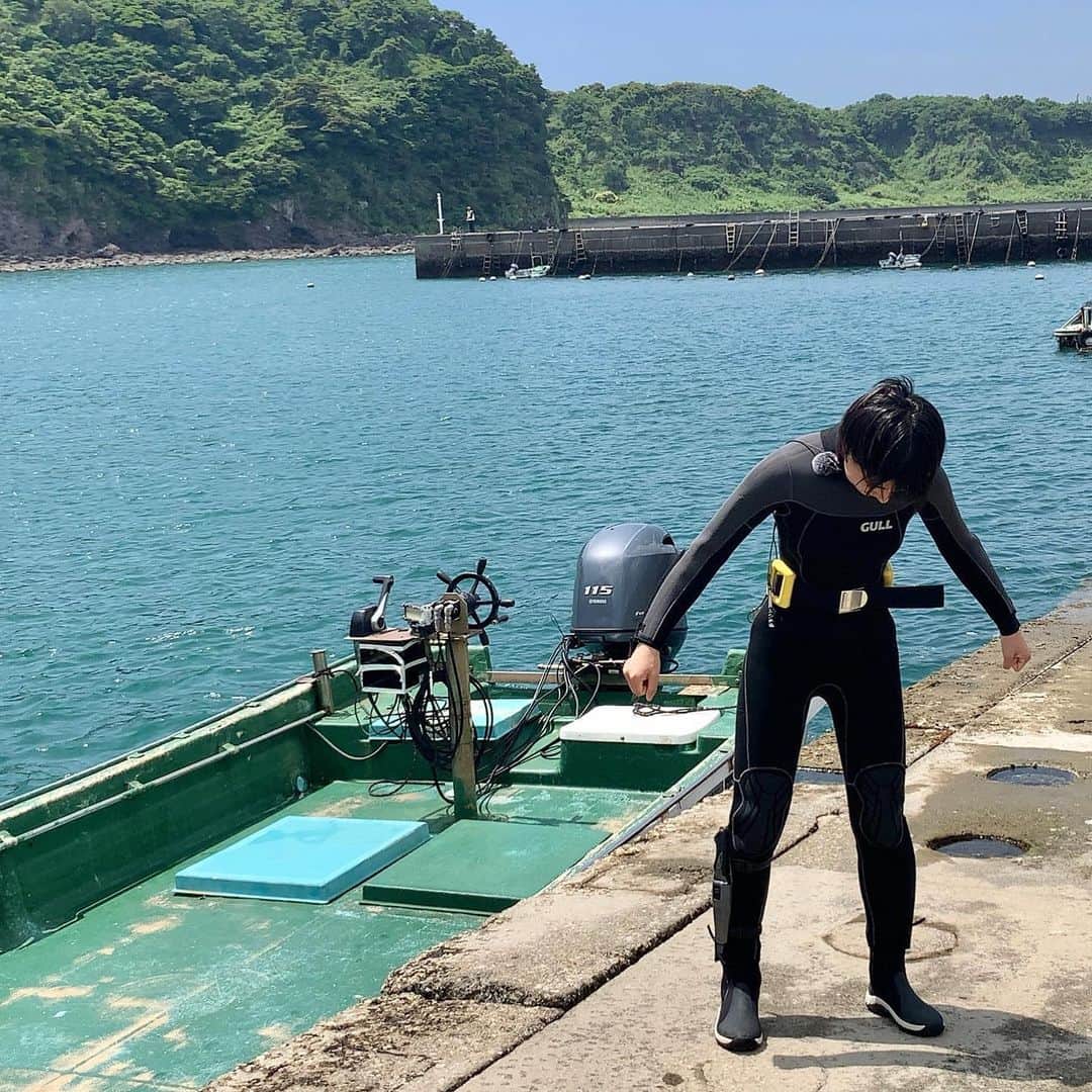 かほなんさんのインスタグラム写真 - (かほなんInstagram)「🏝️明日のイベント🏝️  明日はホームセンターバロー浜松浜北店にてイベントです〜！！ 静岡県でイベント初めて！！ 関東からも東海からもアクセスの良い、浜松だよーーん！！🏝️✨  愉快な店員さんたちと、お待ちしております！🙌🙌 入場無料です〜！！ トークショー中の写真撮影もOKのようです🙆‍♀️✨  詳しくはホームセンターバロー浜松浜北店のインスタにて👇✨  @hcvalor_hamakita_outdoor   そして！ 6/19(月)〜6/23(金)はNHKのラジオ「安心ラジオ」に出演しておりますー！(NHKラジオ第一) 12:55〜13:00です！ 今後も1ヶ月に1週間、かほなんが出演するウィークがあります〜！是非聞いてね😆✨  あとは…… 白鶴酒造公式チャンネルにて、鹿児島県での動画がUPされました〜！ 九州が続きます！ 今回はウェットスーツ着て潜る、潜る、潜る！！ お手伝い頑張りました！😆 漁師さんの海への熱い思いを知ってほしいーー！  では！！ まずは明日のリアルイベント！！ お待ちしております〜！！🙌  #ホームセンターバロー浜松浜北店  #NHK #安心ラジオ #白鶴 #さばいどる #かほなん」6月17日 19時55分 - survidol_kaho