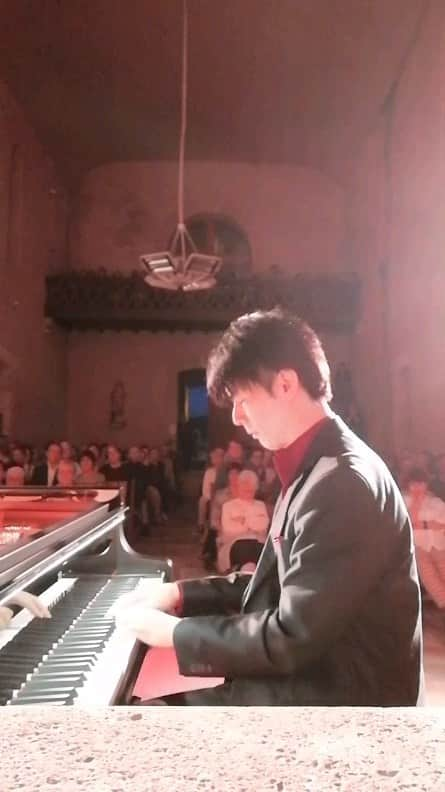 福間洸太朗のインスタグラム：「♪ Comme d'habitude & Hymne à l'amour (from my recital at the Festival des Abbayes in Cagnotte on June 14th)  🇫🇷カニョットでの演奏会、アンコールの最後に「シャンソンメドレー」を弾いたのですが、曲が変わる度に笑いが起こり、一緒に歌ってくださり、最後はこの湧き様、、最高でした！🥰  咄嗟に携帯で撮った動画ですが、全曲をファンクラブのMembersページで限定公開しました。よろしければご覧ください。  #Chanson #chansonmedley #France #Cagnotte #FestivaldesAbbayes #シャンソン #いつものように #愛の讃歌 #フランス #カニョット」