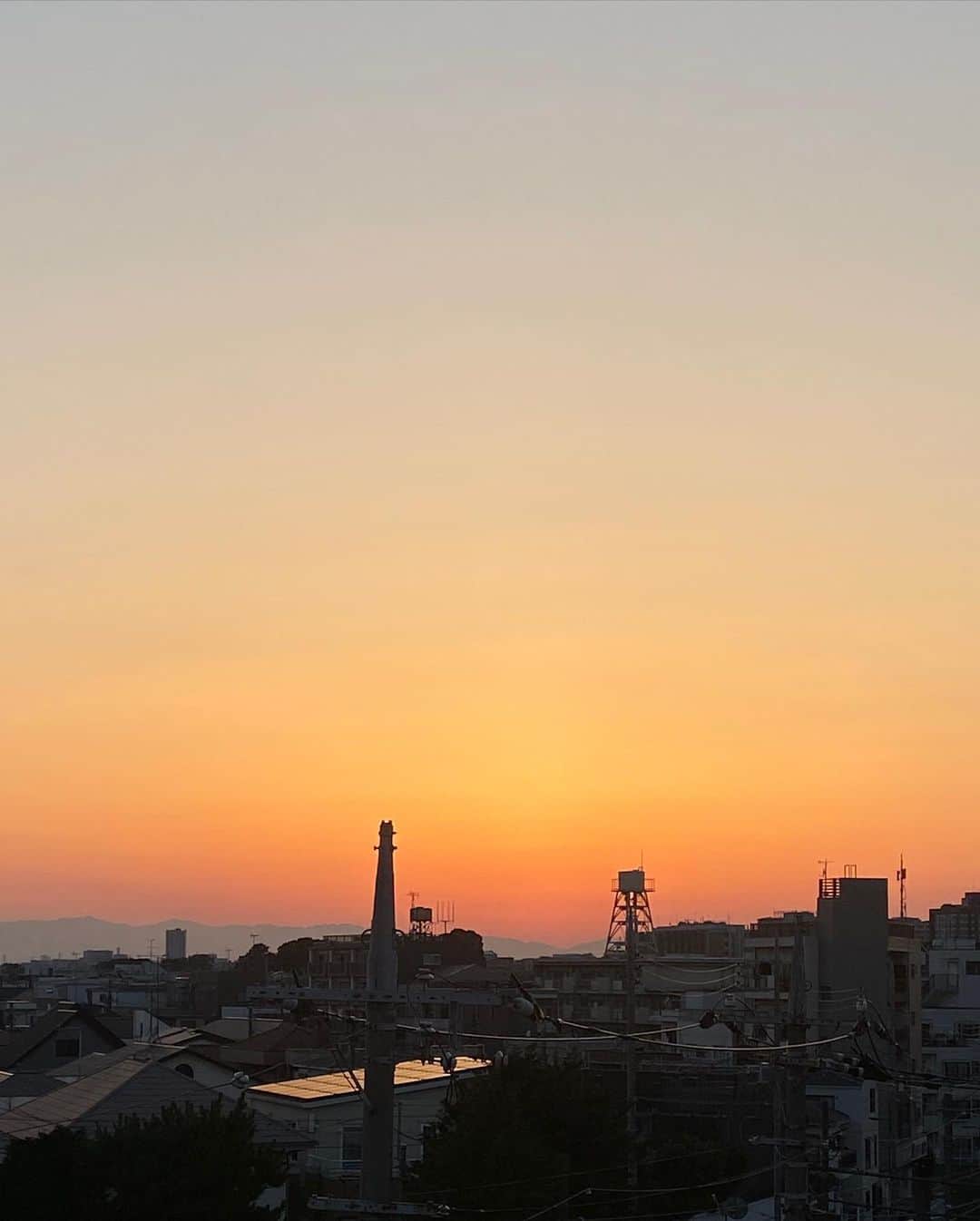 柴田紗希さんのインスタグラム写真 - (柴田紗希Instagram)「@bilitis.dix.sept.ans のすけかわブラウス♡♡♡ この柔らかい生地感がすっき！ 暑い日だっから足出しよ。あざは消すよ♡  そして夕焼けが綺麗だったね お天気最高ありがとう☺️☀︎」6月17日 19時55分 - shibasaaki
