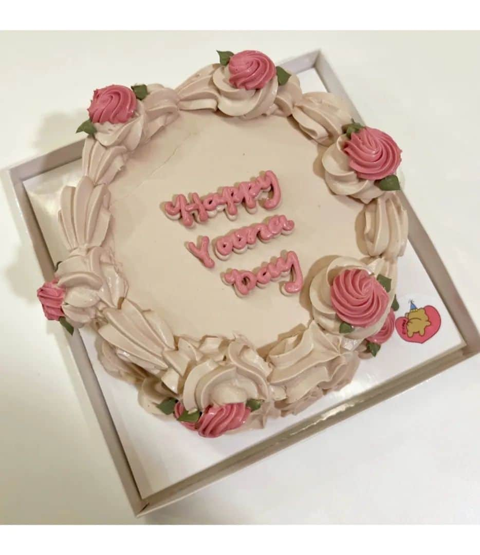 ソン・ユナさんのインスタグラム写真 - (ソン・ユナInstagram)「I'm so sorry for the late greeting😂 I'm touched by every gift my friends sent me..... This year,I almost passed without knowing my birthday, but I was so happy that I cried because of your love😭 Your handwritten letter book is very...very touching❤ I'll keep it and never forget it☺️ Thank you~~I love you~~💋」6月17日 19時55分 - songyoona2015