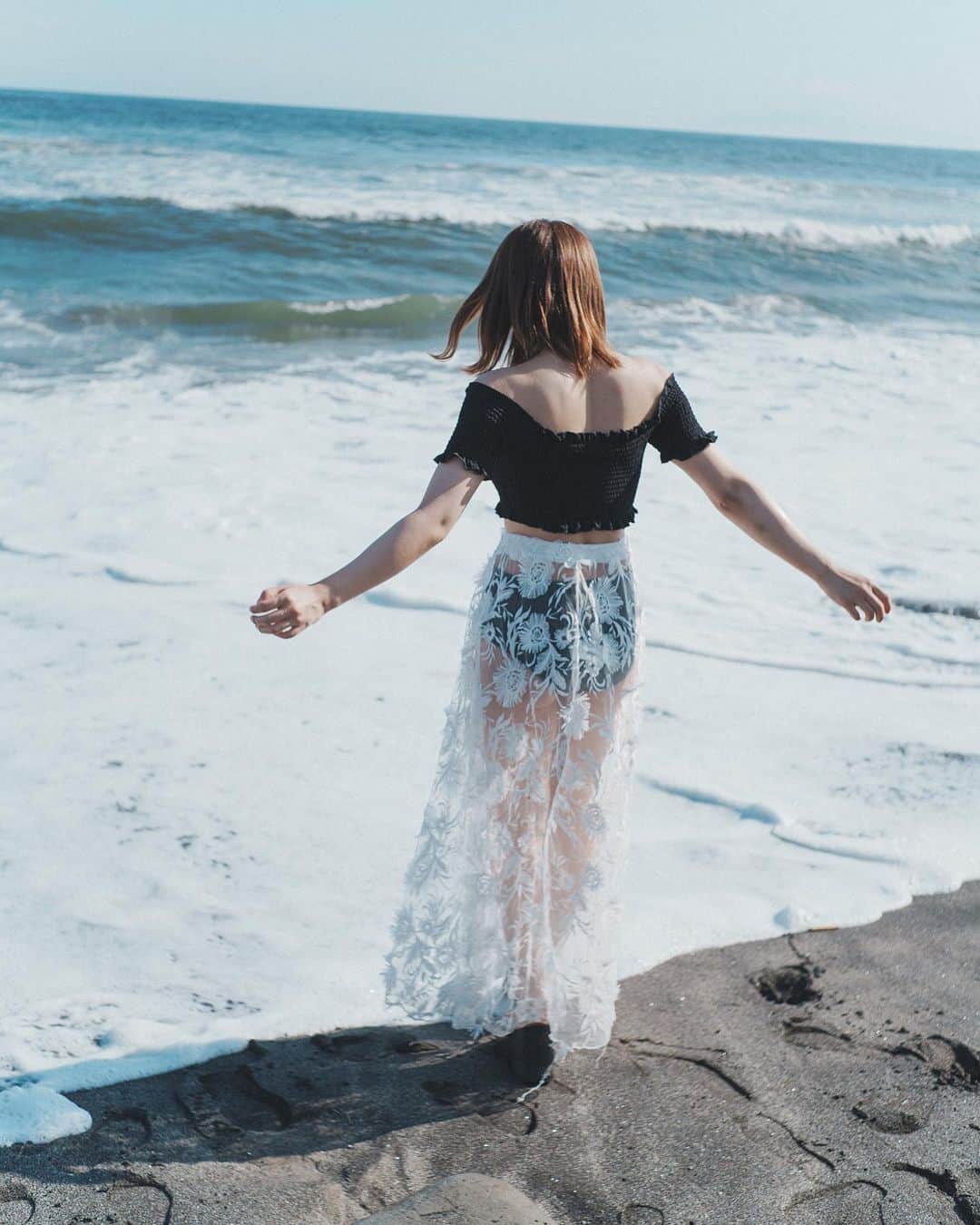 haru wagnusのインスタグラム：「BEACH VACAY WITH SHEIN ALL SUMMER   SHEINのサマーバケーションに向けての水着&洋服コーデの撮影をさせていただきました！ この水着とメッシュスカートのコーデかなり可愛かったです☺︎  model @rina_fujisaki   割引クーポンコード: JBV178 (お買い上げ金額5,999円まではセール価格より15%OFF、6,000円以上は20%OFF) 利用期限：6月末日 ————————————— 使用商品ID ・フリルトリムオフショルビキニ水着 14322076 ・フローラルメッシュスカート 14350634 ・ラインストーンデコ厚底サンダル 14401731 ・スカラップトラムストローバッグ 12260070  —————————————  @shein_japan @sheinofficial   #SHEINbeachvacay #SHEINswimvibes #SHEINforAll #ad#SHEINpartner #SHEIN #sheingal #シーイン #besheinモデル  ㅤㅤㅤㅤㅤㅤㅤ」