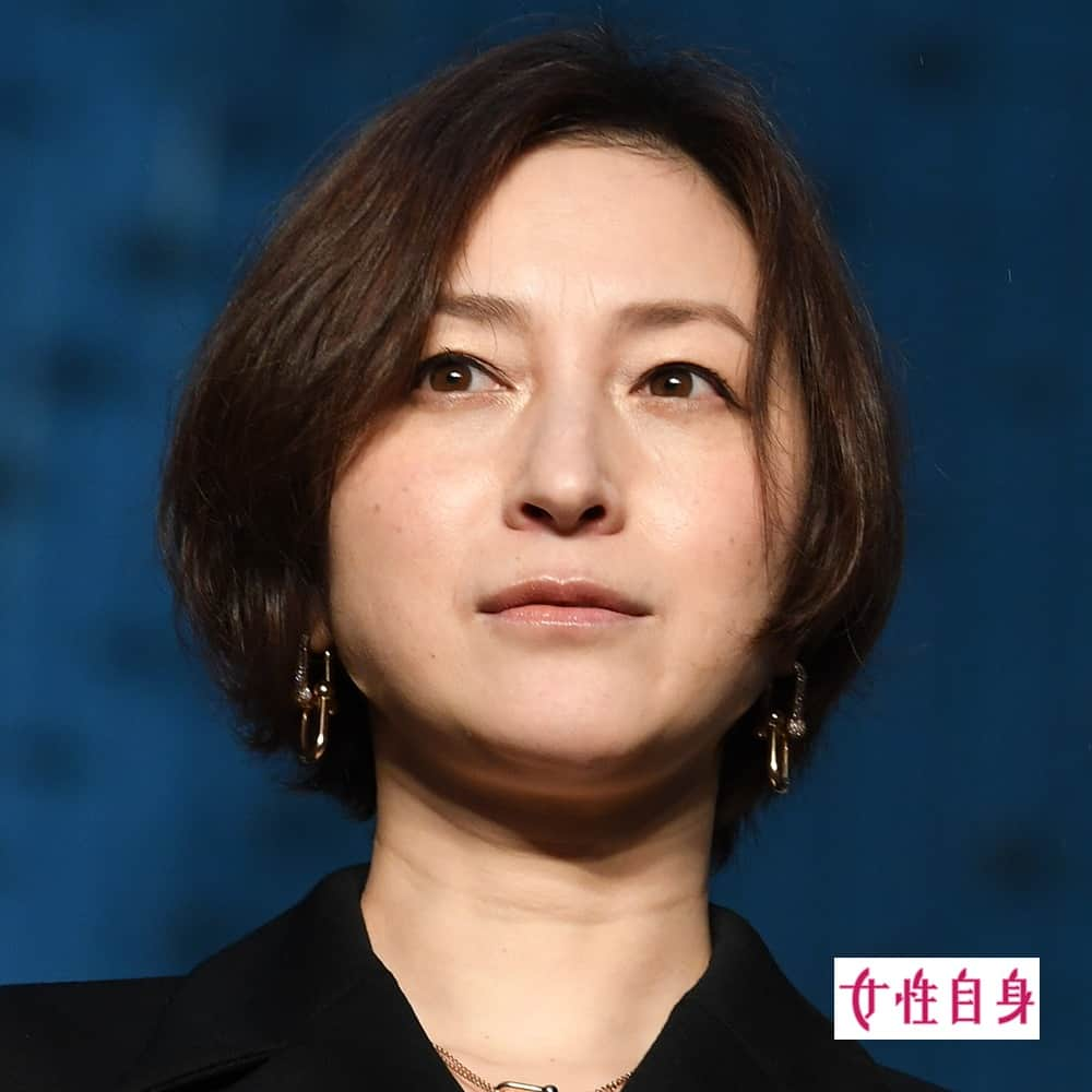 女性自身 (光文社)さんのインスタグラム写真 - (女性自身 (光文社)Instagram)「📣広末涼子　広がるラブレター「流出元」の謎…再婚しても暴露恐れる疑心暗鬼のどん詰まり --- 6月14日に、W不倫を認め謝罪した広末涼子とフレンチレストラン「sio」のオーナーシェフ・鳥羽周作氏。しかし、思わぬ続報が二人に突き刺さることに。 同日夕方、「文春オンライン」が広末と鳥羽氏によるラブレターや交換日記のやり取りを報じたのだ。記事では広末から鳥羽シェフに当てたポストカードの中身が記されており、《こんな風に本気でぶつかり合って求め合って、ひとを好きになったのは初めてなのかもしれません》《周作、あなたのことが大好きです》と愛の言葉が並んでいる。 そんななか注目をあつめているのが、二人の手元にあったはずの手紙や日記が“どこから漏れたのか”ということだ。SNS上では、手紙の出所について議論が勃発している。 --- ▶続きは @joseijisin のリンクで【WEB女性自身】へ ▶ストーリーズで、スクープダイジェスト公開中📸 ▶投稿の続報は @joseijisin をフォロー＆チェック💥 --- #広末涼子 #鳥羽周作 #不倫 #W不倫 #sio #フレンチ #レストラン #フレンチレストラン #シェフ #オーナー #ラブレター #手紙 #交換日記 #日記 #ポストカード #交際 #キャンドルジュン #CANDLEJUNE #滝沢ガレソ #インフルエンサー #タレコミ #手帳 #パートナー #女性自身」6月17日 20時00分 - joseijisin