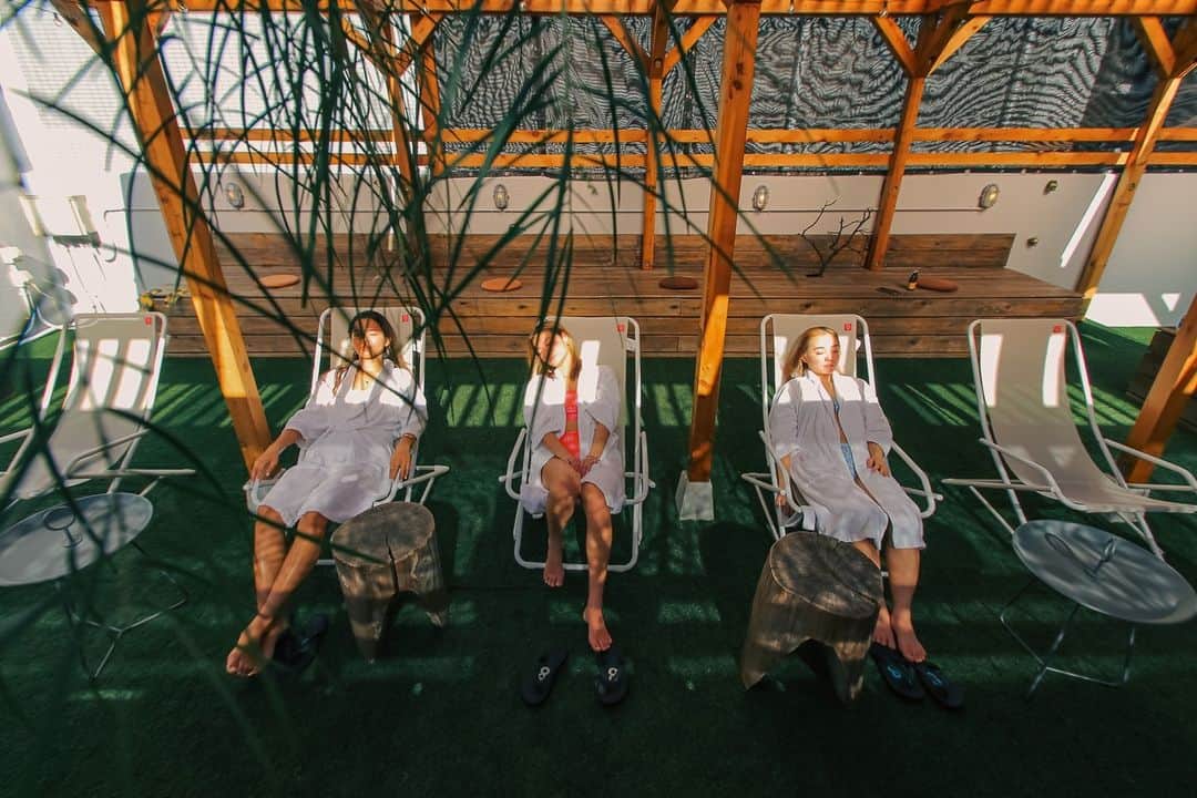 8hotelのインスタグラム：「整った後は、ウッドと緑で心も体も癒される屋外スペースへ。」