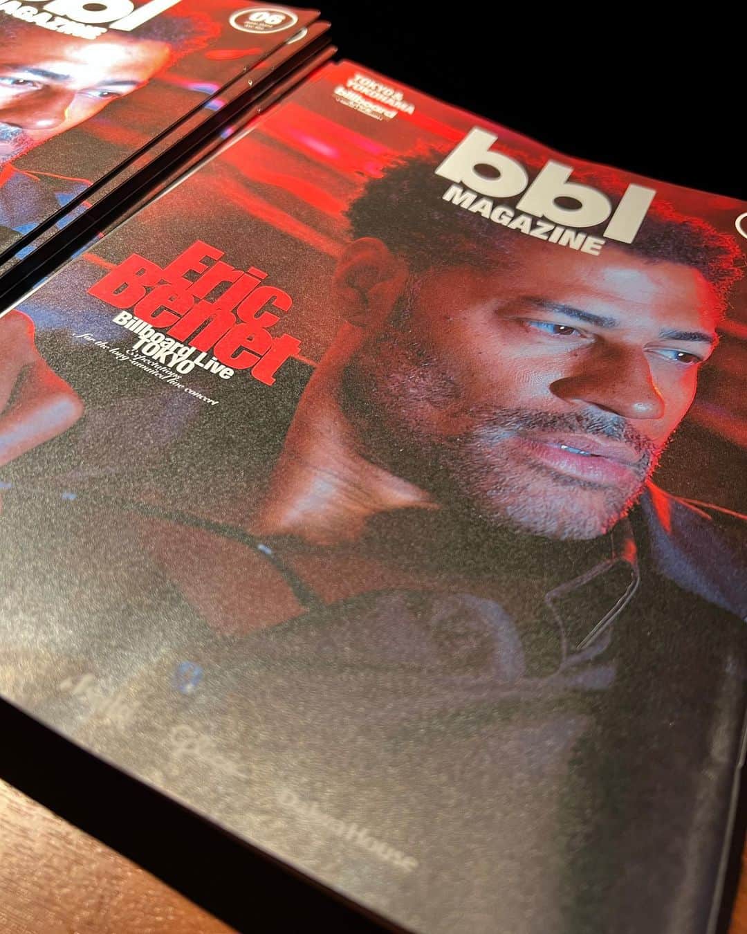 YURIのインスタグラム：「What do I love about Eric Benét? Everythaaang😆(scroll down for eng)行こうか迷った挙句  ストーリーズにて皆からの意見が ほぼYESだったんでチケットあれば 行こーって今朝調べてたら‼️ こゆ時ってあるんだよねw  今回は握手しか出来なかったけど 前に来日公演終了後にちょこっと お話しした時、彼は私が歌手だって事を 一発で見抜いたのには度肝をつかれたのを 思い出した😆  何年かぶりに彼のステージを見たけど もう50代？！とは思えない位 変わらない美声に心がパッと晴れて 美しく優しさに溢れる声に包み込まれ 時には妄想妊娠するんじゃね？ってww 思わされるとんでもなく極上なライブだった。  バンドの生音がステージ上イキてるし 一人一人のスキルがヤバいミュージシャンシップで 「音を魅せる」とはこういう事なんだよって 再度思い知らされた！  長年途切れず世界ツアーをして ファンを変わらない気取らない気さくな アティチュードで大事にしてる 人間味に溢れたEricに インスパイアされまくりました♥️ まだ見てない人は是非見に行って〜！  会場でお声がけ下さったファンの皆さんも 有難うございました✨✨✨  Eric Benét is simply timeless. That voice? Buttah♥️ Been a fan since his first album and been to quite a few shows, but his voice is the exact same,,,actually even better! His band, led by the most talented keyboardist, arranger and can sang his ass off too?? Jon Richmond, and the entire band was just superb from the arrangements to just everything!! Sooo glad I was able to catch them again here in Tokyo✨  Japan loves u back Eric Benét! Come back soon🎤🎤🎤 ps: LOOOVED THAT MJ t-shirt😆😆😆  #ericbenet  #jonrichmond」