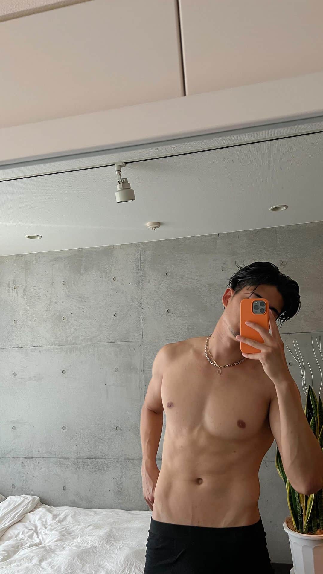 Kensukeのインスタグラム：「のんびり友達と、休日🤲🏽 ・ ・ 夜はタンパク豊富なご飯と朝は和食で最高だったのと 久しぶりに会う友達と過ごすのは最高だわ！ ・ ・ からのランニングからのスクワットバービーしてコーヒーでしめましたよ☕️」