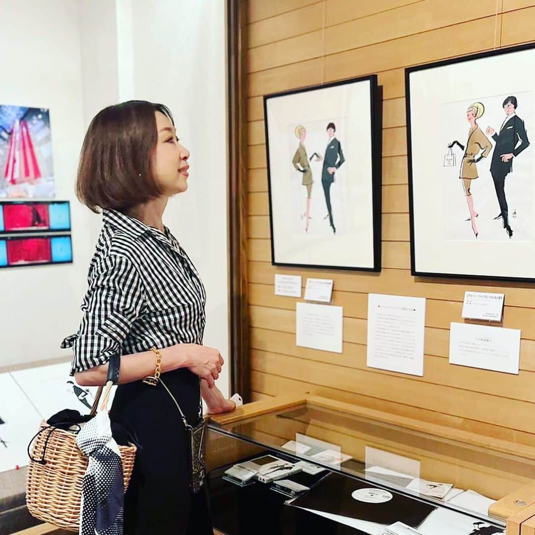 野宮真貴さんのインスタグラム写真 - (野宮真貴Instagram)「・ 伝説のファッション・イラストレーター「森本美由紀展」へ。  ピチカート・ファイヴのアルバム『JPN』の原画をこの目で観たくて行ってきました。 展示されていた原画を見ると、ん？何かが違う… 飾られていたCDと見比べると、人物（小西さんと私）のバランスが明らかに違う… 原画と思って観ていた絵には、  「ピチカート・ファイブのCDのための習作」  と記されていました。  よく観るとバランスの違いだけでなく、小西さんの手が描かれていたり、二人が手を取り合う構図があったり… 美由紀さんは納得のいく作品が仕上がるまで、何枚もの習作を描いていたんですね。  そして、今回初めて知ることになるエピソードが‼︎  弥生美術館のインスタより、 「実際に採用された作品では、ピチカートのお二人の脚が長〜いのにお気づきでしょうか？これにはウソのようなホントの裏話が。森本がアートディレクターの信藤三雄氏にラフをFAXしたところ、信藤事務所のFAX機が紙づまりをおこしかけ、慌てた信藤氏が用紙を引っ張ったことで脚がびよ〜んと伸びてしまった。そこに居合わせた小西康陽氏が、これを気に入り、〈脚長バージョン〉に決定したのだそうです。」  え〜、今の今まで本当に知りませんでした。今回、この事実を知ることが出来て良かったです。  美由紀さんには、他にも海外版CDにもイラストを提供して頂きました。 当時のピチカート・ファイヴの音楽と、森本美由紀さんの墨と筆で描いたスタイリッシュなイラストは世界に打って出るのに十分な力強さがあったと思います。 本当に素敵な作品をありがとうございました。  「森本美由紀展」は弥生美術館 @yayoi_yumeji_museum で6/25まで。是非！  #森本美由紀展#森本美由紀#弥生美術館#ピチカートファイヴ#pizzicatofive#野宮真貴#missmakinomiya」6月17日 20時19分 - missmakinomiya