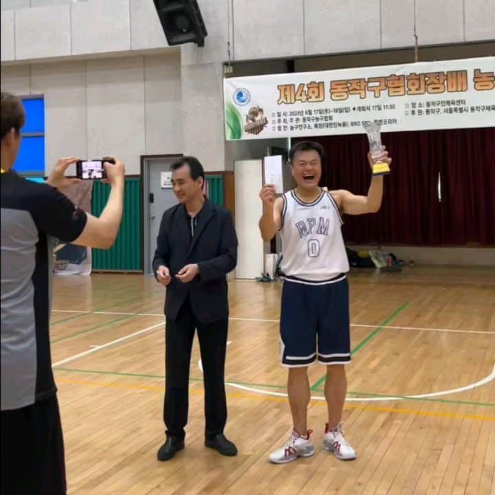 のインスタグラム：「#JYPbasketball #JYPark  #DongjakgucupChampionship #동작구배농구대회우승 우승! 우리 아티스트들은 빌보드 1위, 전 동작구배 1위, 근데 솔직히 이게 좀 더 흥분됨^^♡ Championship! Our artists are no.1 in Billboard, I'm no.1 in Dongjakgu, but honestly...this is more exciting:)♡」