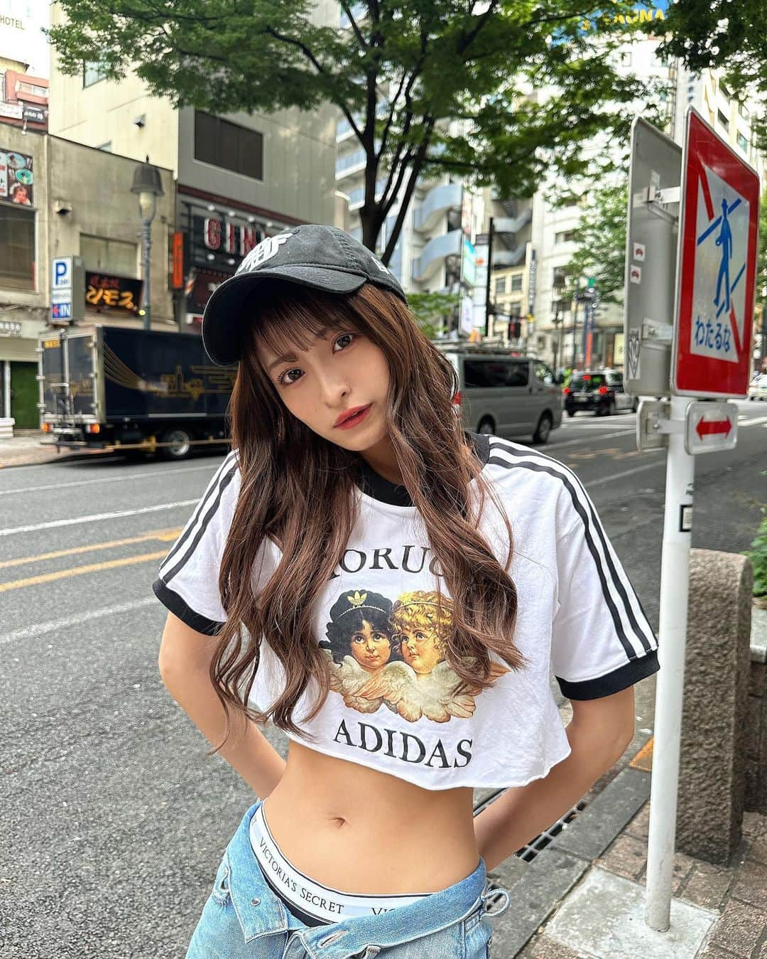 清水里香のインスタグラム：「⁡ ⁡ ちらり🫣🖤 ⁡ ⁡ ⁡」