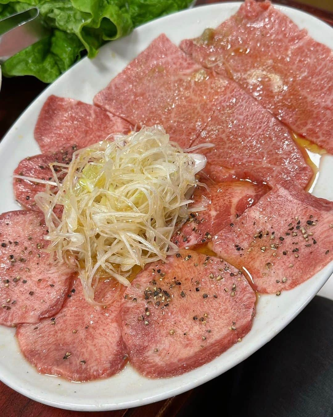 フォーリンデブさんのインスタグラム写真 - (フォーリンデブInstagram)「掘り出しモノの穴場焼肉店！ 横浜市の鶴見区にある「丈清（じょうせい）」は、ネットに情報があまり出てない、隠れ家的な焼肉店🌟  初見のお客さんでも、人当たりの良い大将が「今日これもイイけど食べる〜？」と裏メニューのお肉もいろいろ出してくれて、この肉厚な「シャトーブリアン」も柔らかさとジューシー感がハンパなかった❗️  鶴見駅から徒歩25分という、陸の孤島のような立地ではあるけど、お店が空いてたら大将が川崎駅までマイカーで送ってくれる（全員のお客さんに聞いてた）という、アットホームなサービスと雰囲気もたまらないね🙌✨  ---------- 🍴丈清 ☎️045-504-6556 📍神奈川県横浜市鶴見区栄町通1-9-8  - #東京グルメ #東京焼肉 #鶴見グルメ #鶴見焼肉 #丈清 #個室なし #大衆焼肉 #町焼肉 #シャトーブリアン #シャトーデブリアン #japanfood #japantravel #tokyofood #tokyotravel #yakiniku  - ▼ エリア&ジャンル検索 #フォーリンデブ鶴見 #フォーリンデブ焼肉」6月17日 20時13分 - fallindebu