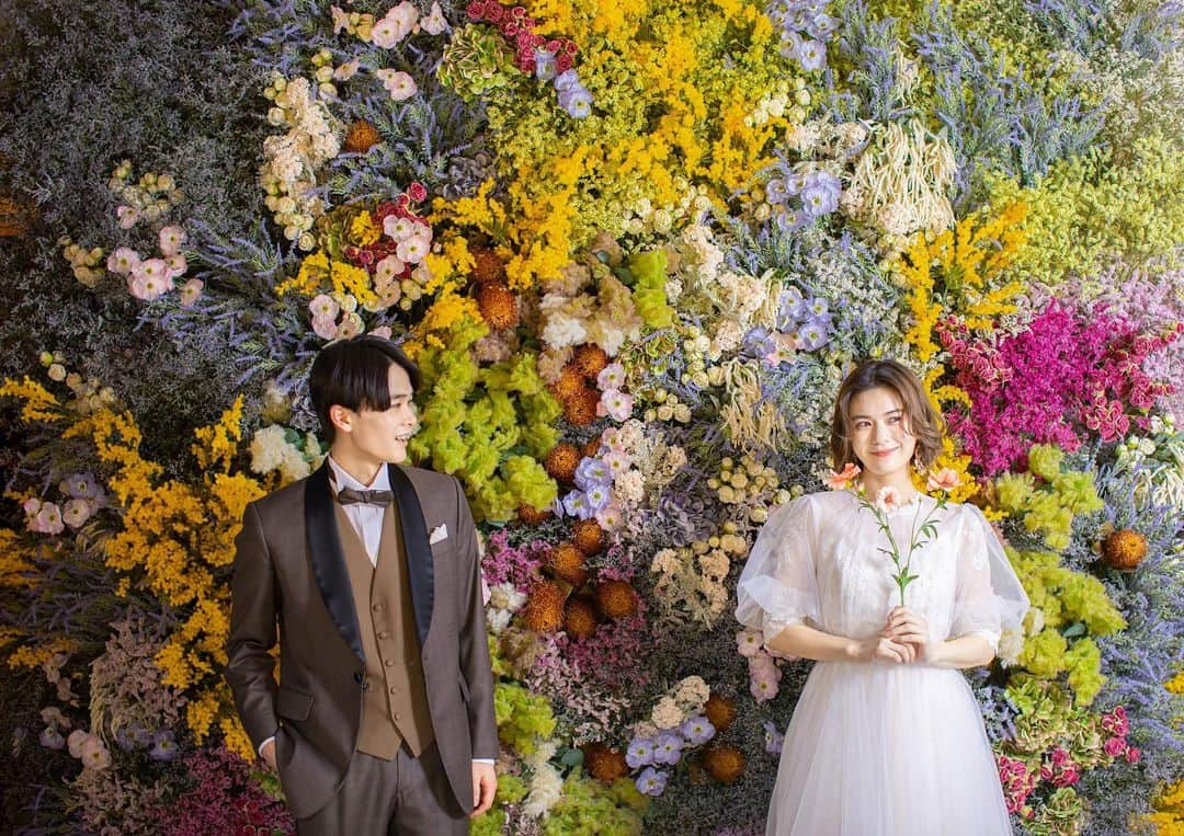 ラ パルティールさんのインスタグラム写真 - (ラ パルティールInstagram)「. Flower wall  パルティールに 新しくフォトスポットが誕生𓍯  前撮りやご結婚式当日、 パルティールでしか残せない 写真を撮りませんか？  お2人はもちろん ゲストの方とも一緒に撮るのもオススメです𓂃𓈒𓏸  ーーーーーーーーーーーーーーーーーーーーーーーーーー  新潟県長岡市古正寺3-39 プライベートガーデンwedding La partir @partir_nagaoka   ーーーーーーーーーーーーーーーーーーーーーーーーーー  #星降る会場　#ナチュラルウェディング　#アットホームウェディング　#ガーデンウェディング #ガーデン挙式　#ブライダルフラワー　#ドライフラワーブーケ　#結婚式アイディア　#パルティール　#ラパルティール　#lapartir #結婚式レポート　#新潟花嫁　#新潟プレ花嫁　#新潟結婚式　#新潟結婚式場　#新潟市結婚式場　#長岡結婚式　#長岡結婚式場　#長岡市結婚式場　#1組貸切ウェディング　#おしゃれ花嫁 #前撮り #後撮り#ニューオープン #リニューアルオープン」6月17日 20時14分 - partir_nagaoka