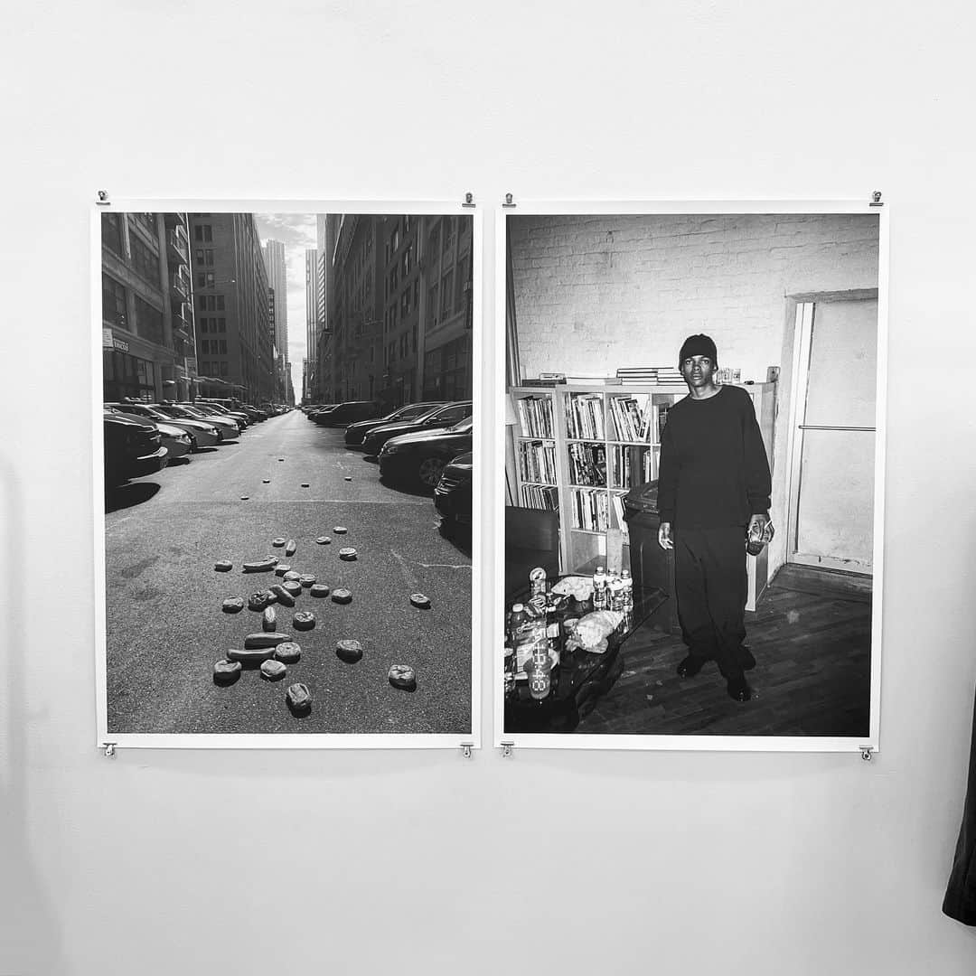 のインスタグラム：「VAINL ARCHIVEの展示会初日が無事終わりました。来ていただきました皆様、ありがとうございます！ 写真は小浪くん。 もう10年は撮ってもらってます。 明日も11時から18時になります！関係者の皆様お待ちしております。」