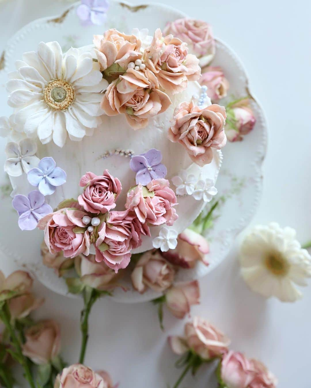 청담 수케이크 (atelier soo)さんのインスタグラム写真 - (청담 수케이크 (atelier soo)Instagram)「ㅡ Mini Gerbera & rose & hydrangea Italian meringue buttercream #flowercake #cake #rose #partycake」6月17日 20時29分 - soocake_ully