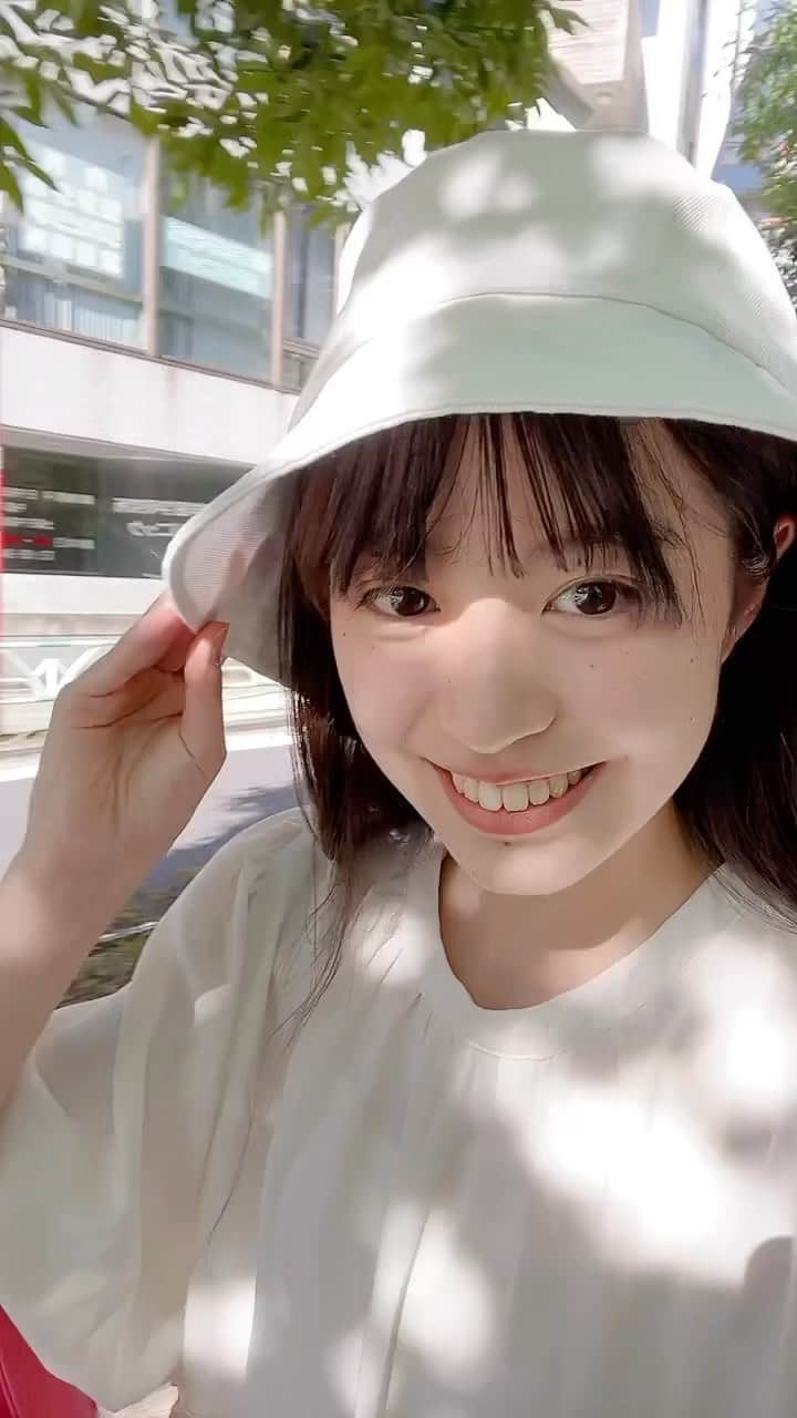 のインスタグラム：「木漏れ日〜🌳☀️  急に目に光が入って、びっくりしてます🫢✨️  今日は16歳の武上の動画です💪  #木漏れ日#帽子#☀️#太陽#Sun#smile#散歩#walk#びっくり#🫢#夏#Summer#夏服！#Japan#JapaneseGirl#16歳#16yearsold#スターダストプロモーション#スターダスト#JK#FJK#女子高生#武上陽奈」