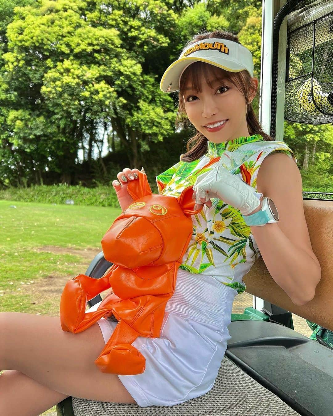 石関いづみさんのインスタグラム写真 - (石関いづみInstagram)「𝐑𝐞𝐬𝐨𝐫𝐭 𝐏𝐚𝐭𝐭𝐞𝐫𝐧 🌿  夏らしいリゾート柄が可愛い˵⍢⃝˵ @loudmouth_japan_official   袖のフリルとサイズ感が気に入って 柄違いで揃えたシリーズの１枚𓂃◌𓈒𓐍  着心地もサッカー生地だから軽くてサラサラなの𓇠  ． ． ． ． 定期的に行っている歯のホワイトニング✨ 今月もメンテナンスに行ってきた⸝⋆⸝⋆ トーンが上がっていい感じ𓆫 @light_beauty_ginza   いつもありがとうございます♡ ． ． ． ． ． ． #ラウドマウス #いづみんゴルフ #いづみんコーデ #ゴルフウェア #リゾート柄 #ゴルフコーデ #歯のホワイトニング #ホワイトニング#美歯 #lightbeauty #ライトビューティ」6月17日 20時26分 - izumingolf