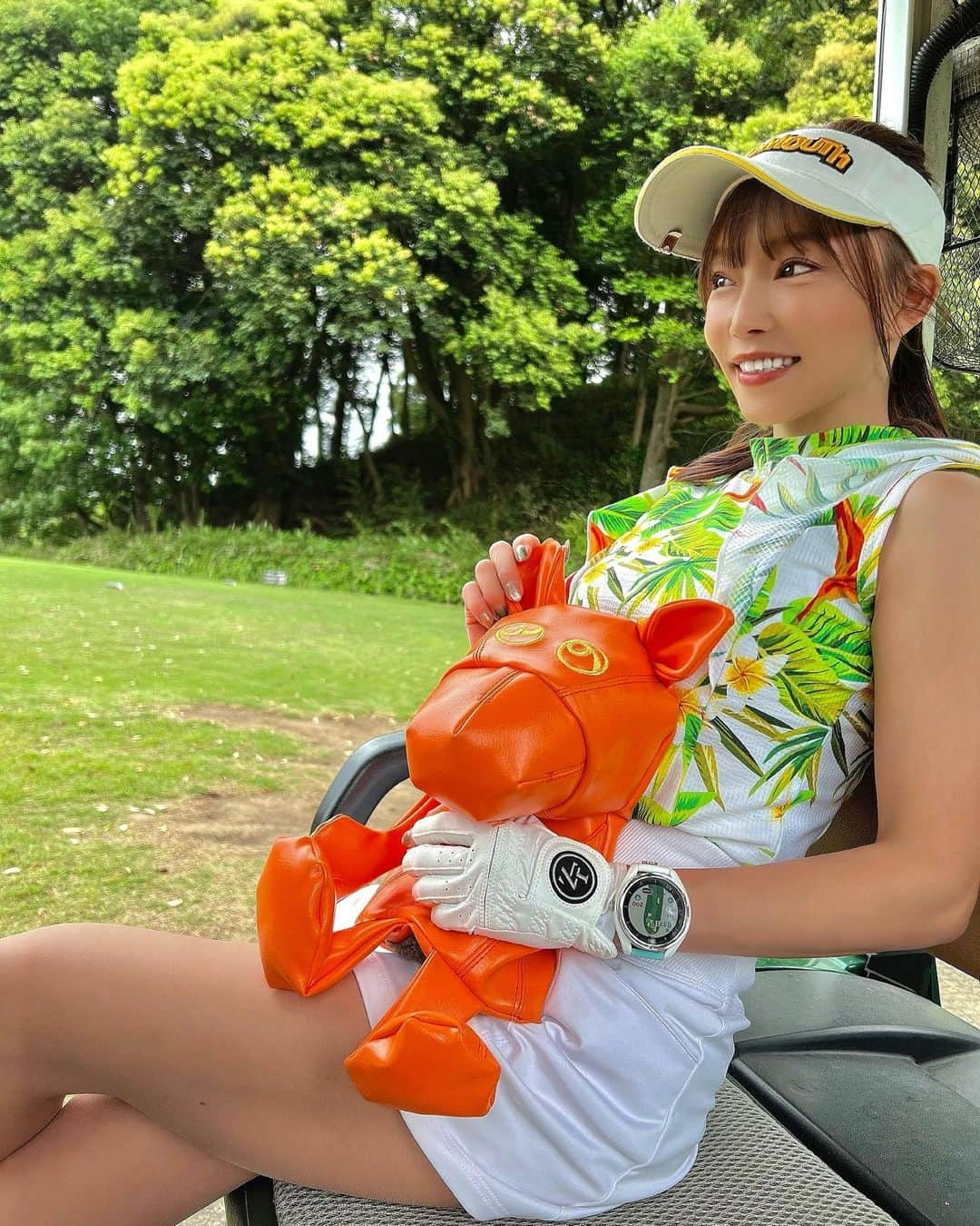 石関いづみさんのインスタグラム写真 - (石関いづみInstagram)「𝐑𝐞𝐬𝐨𝐫𝐭 𝐏𝐚𝐭𝐭𝐞𝐫𝐧 🌿  夏らしいリゾート柄が可愛い˵⍢⃝˵ @loudmouth_japan_official   袖のフリルとサイズ感が気に入って 柄違いで揃えたシリーズの１枚𓂃◌𓈒𓐍  着心地もサッカー生地だから軽くてサラサラなの𓇠  ． ． ． ． 定期的に行っている歯のホワイトニング✨ 今月もメンテナンスに行ってきた⸝⋆⸝⋆ トーンが上がっていい感じ𓆫 @light_beauty_ginza   いつもありがとうございます♡ ． ． ． ． ． ． #ラウドマウス #いづみんゴルフ #いづみんコーデ #ゴルフウェア #リゾート柄 #ゴルフコーデ #歯のホワイトニング #ホワイトニング#美歯 #lightbeauty #ライトビューティ」6月17日 20時26分 - izumingolf