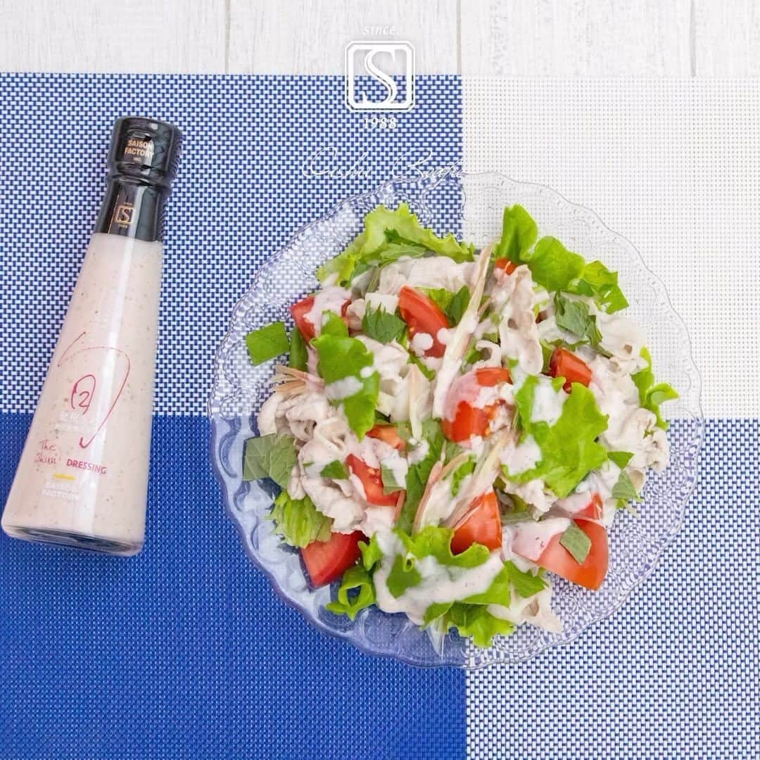 saisonfactoryのインスタグラム：「夏に食べたくなるシンプルサラダ🥗 ◆SAISON FACTORYアレンジレシピ198◆ 冷しゃぶサラダ   紀州産梅を使用した優しい酸味のドレッシング。 冷しゃぶサラダに梅の爽やかな香りを合わせさっぱりと仕上げました。 野菜もモリモリ食べられる、暑い季節におすすめの一品です！   材料(2人分) ————————————— 豚ロース(豚しゃぶ用)  200g リーフレタス　4枚 トマト　1個 ミョウガ　2個 大葉　3枚 梅フレンチドレッシング　適量 -——————————————  ★調理時間：10分 1.レタスは、一口大にちぎる。トマトは、8等分のくし切りにし、さらに半分に切る。 2.大葉は1cm角に切る。 3.ミョウガは縦半分に切り、さらに薄切りにし水に10分さらして水気を切る。 4.鍋にお湯を沸かし、弱火で豚ロースを1枚ずつゆで、粗熱を取る。 5.器に全ての材料を盛りつけ、梅フレンチドレッシングをかけて完成。   #saisonfactory#セゾンファクトリー#梅フレンチドレッシング#梅#ドレッシング#冷しゃぶサラダ#🥗#野菜#野菜たっぷり#ドレッシング好き#ドレッシングアレンジレシピ#冷しゃぶ#冷しゃぶレシピ#おうちごはん#おうち居酒屋#昼ごはん#夜ごはん#🍚#国産#紀州産#万能調味料#調味料マニア#12collection#数量限定#季節限定#Yamagata#山形#山形グルメ#きれいはおいしい#おいしいものにこだわりたい」