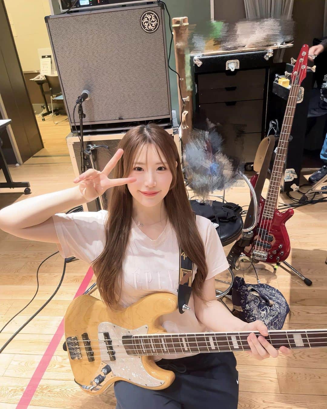 AKARIのインスタグラム：「いつかのリハーサルにて🎸  明日はイベント！ 気をつけてきてね〜！ たのしみ🫶 まってるよ🥰」