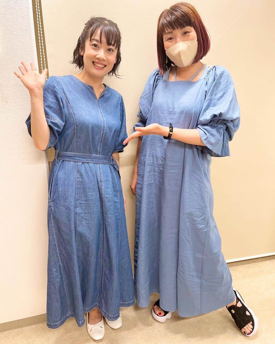 川島恵のインスタグラム：「今日はスタイリストのはるさんと私服が姉妹コーデでした👗 今週もどようだよ^_^素敵な衣装セレクトありがとうございます👚 ・ #どようだよ #つづくさんのどようだよ #スタイリスト #私服 #リンクコーデ #姉妹コーデ #大西春奈  #ワンピース #ワンピースコーデ」