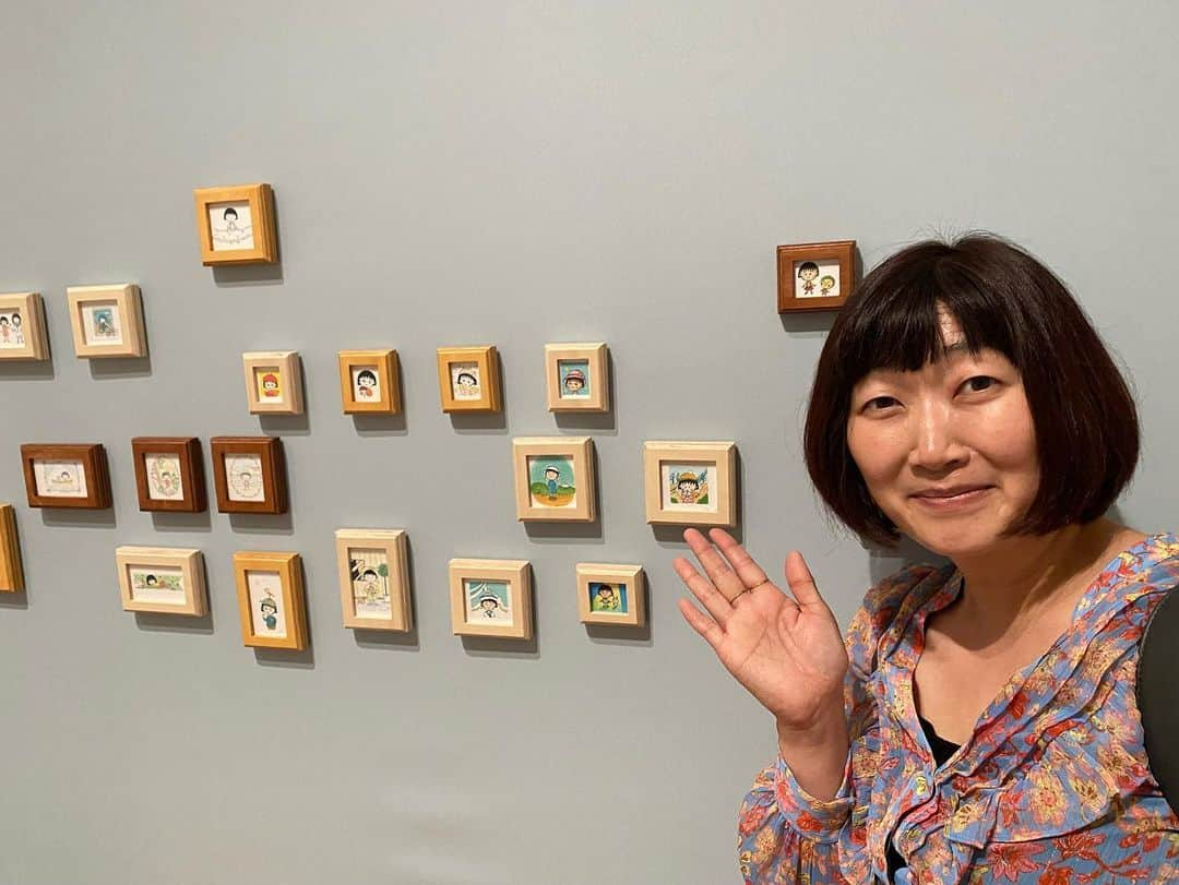 川村エミコさんのインスタグラム写真 - (川村エミコInstagram)「「さて、どこでしょう〜!」  #一枚目 #さてどこでしょう #二枚目 #正解は #さくらももこ展  in静岡〜🧡☺️✨  どぉ〜してももう一回 観たくて 来ちゃいました！^_^  美術員の方に写真撮っていただきました。 ありがとうございます😊  あ〜癒されました。 ^_^  #おかわりさくらさん！ #それを最高と呼ぶ  です✨✨✨☺️🧡」6月17日 20時33分 - kawamura_emiko