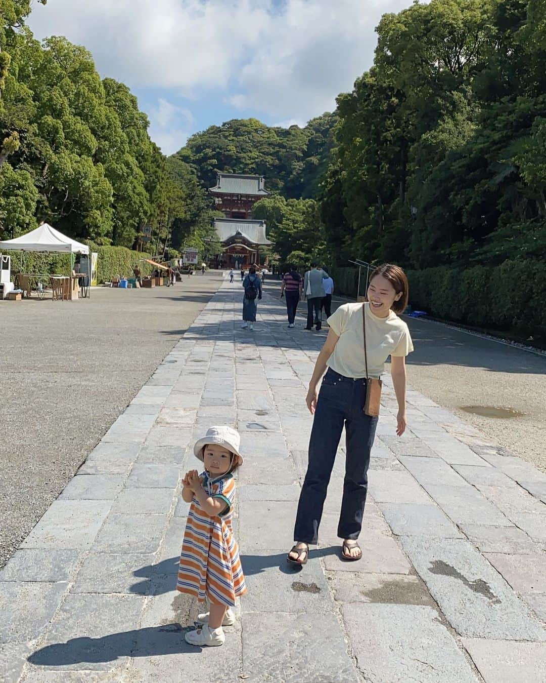 井村亜里香のインスタグラム：「ご挨拶をしに早朝に鶴岡八幡宮へ🕊 SUIも一生懸命、階段を上がって 手を合わせててほっこりした☺️⛩ 手舎水の紫陽花も美しかったな〜✨  #tsuruokahachimangu#kamakura #kamakurajapan#kamakuralife  #鎌倉#鎌倉散歩 #鶴岡八幡宮」