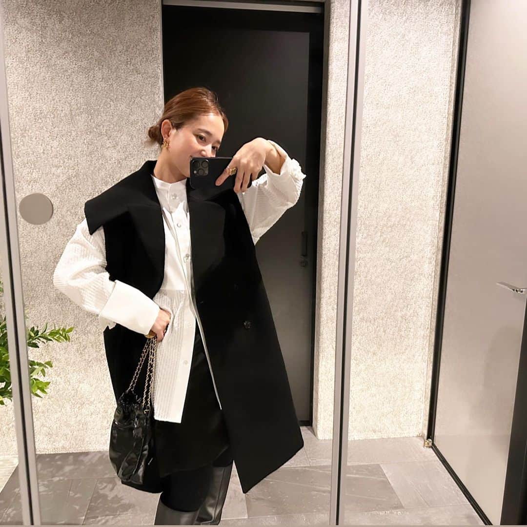 外村久美子さんのインスタグラム写真 - (外村久美子Instagram)「・ shirocon 2023 Aw collection🕊️ 大きな襟が特徴でハンサムな雰囲気の出るジレ。 シルエットはコクーンで、後ろまで続いた襟は三角。 ちゃんとしっかりと可愛いも詰め込みました❤️よくばり❤️ 生地は、ポコポコとしたタッチが特徴的で他にはない凹凸のある表面が美しくみせてくれます。可愛い袖のタキシードリボンブラウスを覗かせるコーデとかたまらなく可愛いですよ🫶🫶 黒か白か迷うアイテムですね🤦🏼‍♀️💕 black White 2色展開  #shirocon  #yori_japan  #ポコポコビッグカラージレ #タキシードリボンブラウス」6月17日 20時45分 - kummy153