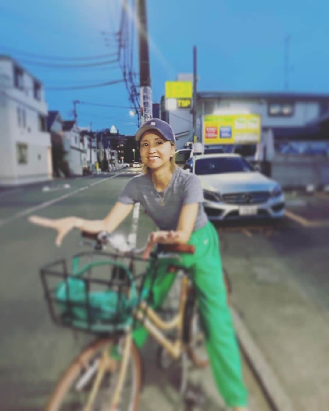 伊藤裕子のインスタグラム：「暑かった土曜日。 娘の学校行事がありました。 何年振りだろう。。。。 楽しかったな、良い時間だったな、、、、、 普通が戻りつつある日常に幸せを感じた普通の土曜日。  #近所の中華屋へ #娘の自転車 #久々の酔っ払い #そんな土曜日とか幸せ #自転車またがっております。」