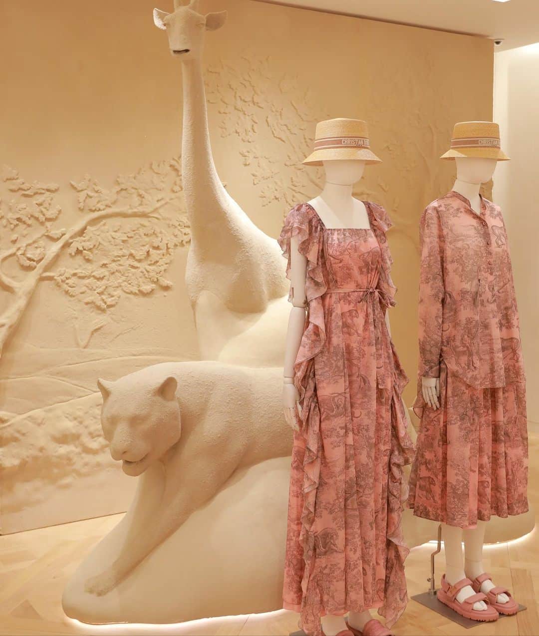 佐藤晴美さんのインスタグラム写真 - (佐藤晴美Instagram)「🦒DIORIVIERA🦒  House of Dior in Ginza, Tokyo Dioribera Pop-up🤍  砂の彫刻のような神秘的な世界観が素敵でした☺️  私が着用しているのは、 今年3月にインドのムンバイで発表された 2023年フォール・コレクションのルック。 マリア グラツィア キウリが作る世界観は どれも好きですが、 この時は特に新鮮で面白かったなぁ。 インドの職人さんの手仕事が光るブルーのシルクのドレス💙  鮮やかなパープルも魅力的でした💜  #DIORIVIERA  #ディオールファインジュエリー #cafediorbyladuree #SupportedbyDior」6月17日 20時41分 - sato_harumi__official