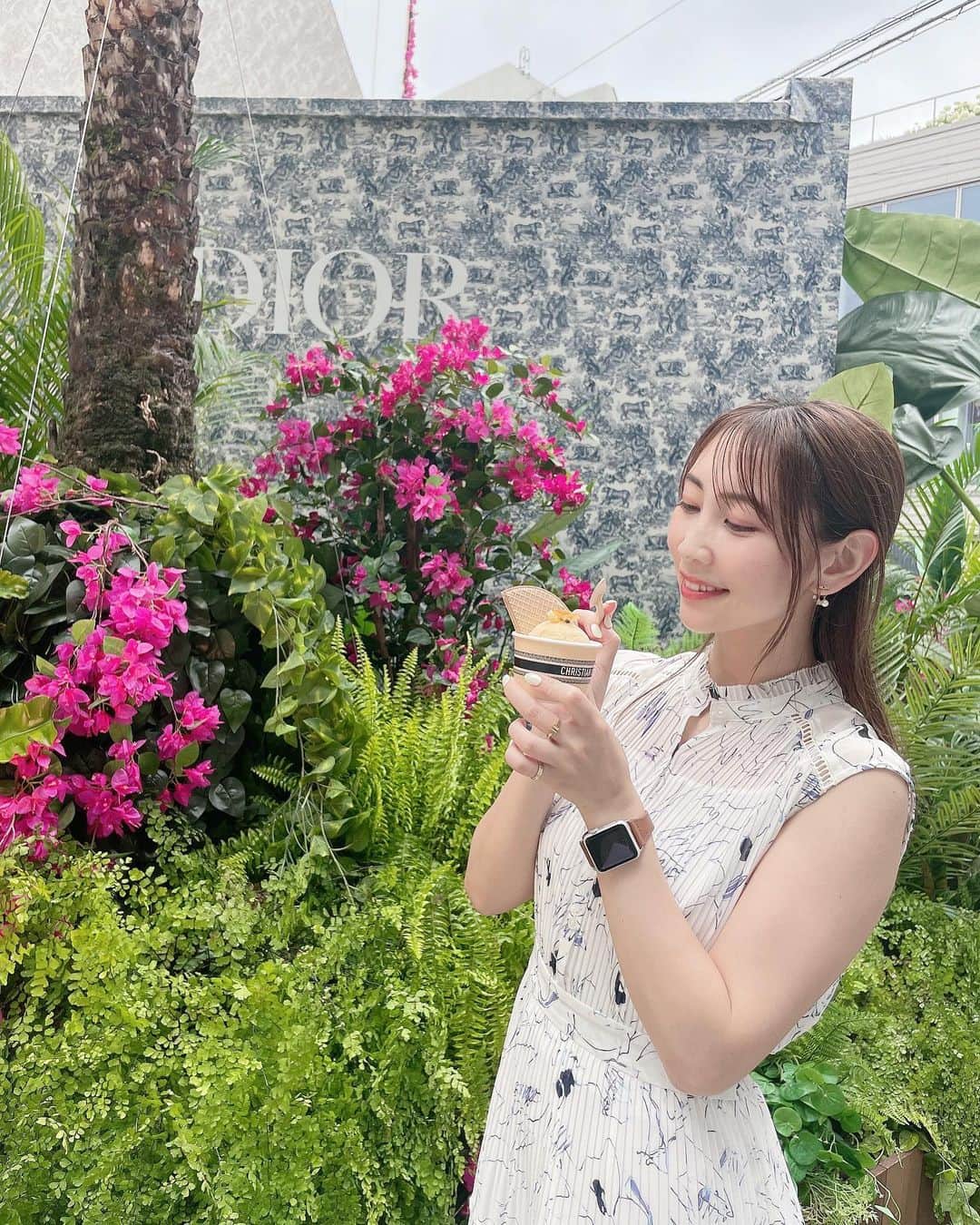 近野莉菜のインスタグラム：「DIOR GELATO🍨  アプリコットのジェラートをチョイス🌺  ここだけ切り取ると日本じゃないみたい🥹🥹🫶  妹、お付き合いありがとう😌💞 ※この後、しっかりランチ奢らされましたw  #maisondior #dior #ちかりな私服」