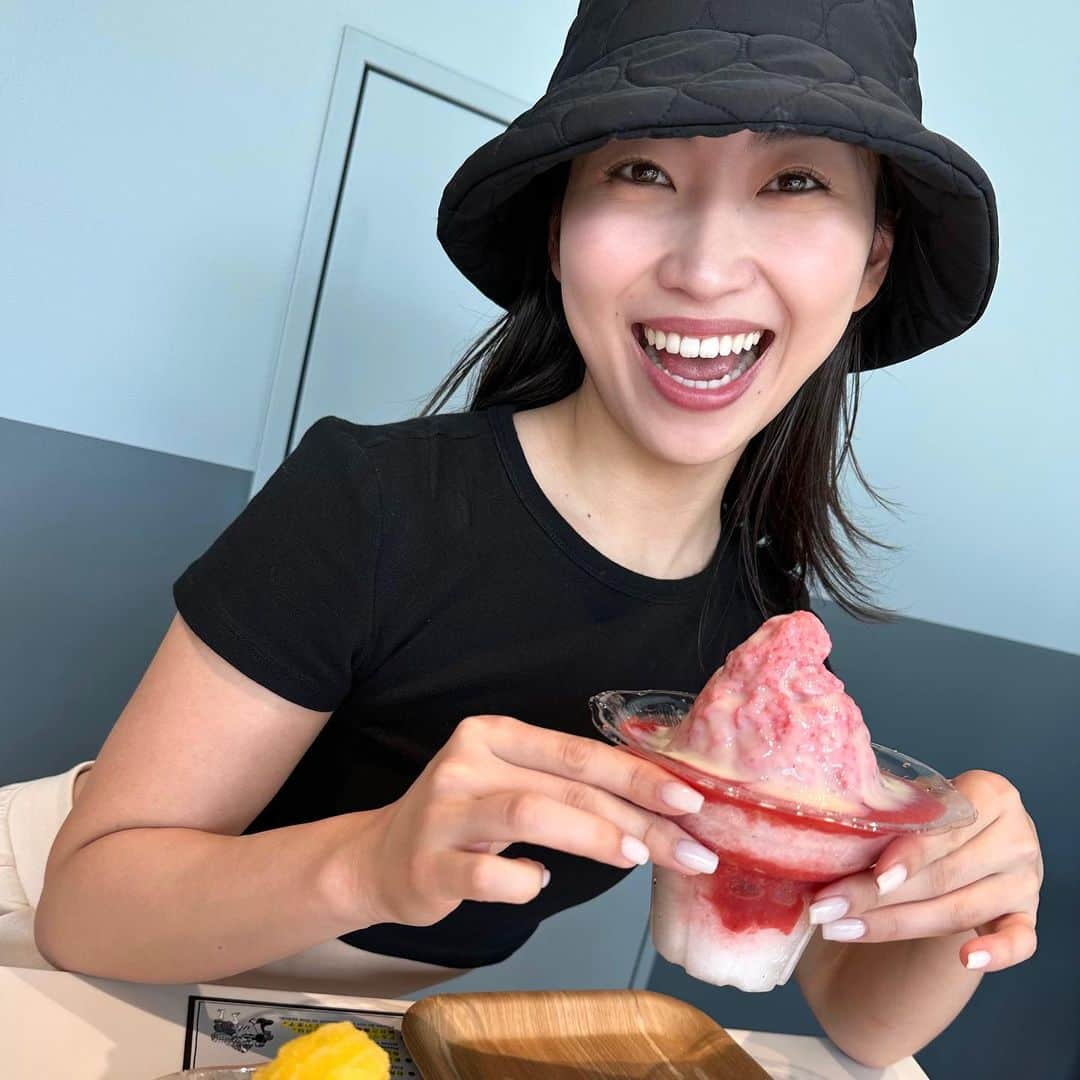 芦田美歩のインスタグラム：「. . .  今季初かき氷🍧  ミッドタウン八重洲の2階に「かき氷コレクション・バトン」という日本中の美味しいかき氷屋さんが数週間ごとに入れ替わっていくというかき氷好きには最高のお店があります♡  ほてった体を冷やしてくれる美味しいかき氷に 口角が上がりっぱなしの私🤤  今年の夏もかき氷屋さん巡りできたらいいな〜！ 行ってみたいお店がたくさん！！！  . . . #みふのもぐもぐ日記 #かき氷好きな人と繋がりたい  #ミッドタウン八重洲 #かき氷コレクションバトン」