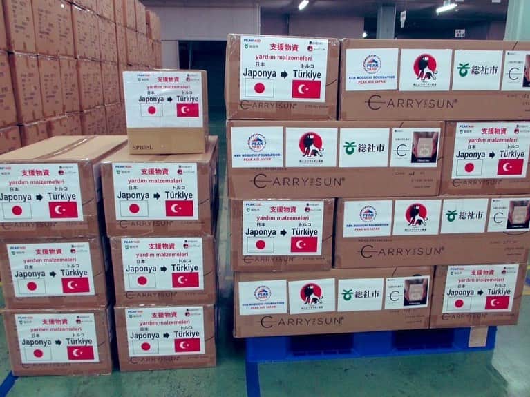野口健さんのインスタグラム写真 - (野口健Instagram)「トルコ地震での支援活動として寝袋とソーラーランタンを被災地に溶け続けてきました。  先日、この度の支援の最終便としてトルコ航空にて救援物資が日本を発ち、トルコに届けられました。  約5ヶ月間でトータルで寝袋5.773個。ソーラーランタン（キャリーザサン）12.240個がトルコの被災地に届けられました。  また寄付金は24.562.738円。ご寄付下さった全ての皆様に感謝申し上げます。また、ピークエイドと共に総社市、さだまさしさんの風に立つライオン基金、ランドポート（キャリーザサン）もチームに加わっての活動となり、これだけ大きなアクションとなりました。  また、コールマンさんは真っ先に2000個の寝袋をご寄付くださりました。  詳細はピークエイドのホームページにてお知らせ致します。  重ね重ねご寄付くださった全ての皆様、そしてご協力して下さったトルコ大使館、トルコ航空に感謝致します。本当に有難うございました🙏🙏🙏  #野口健#風に立つライオン基金#総社市#ランドポート#キャリーザサン#さだまさし」6月17日 20時42分 - noguchiken8848