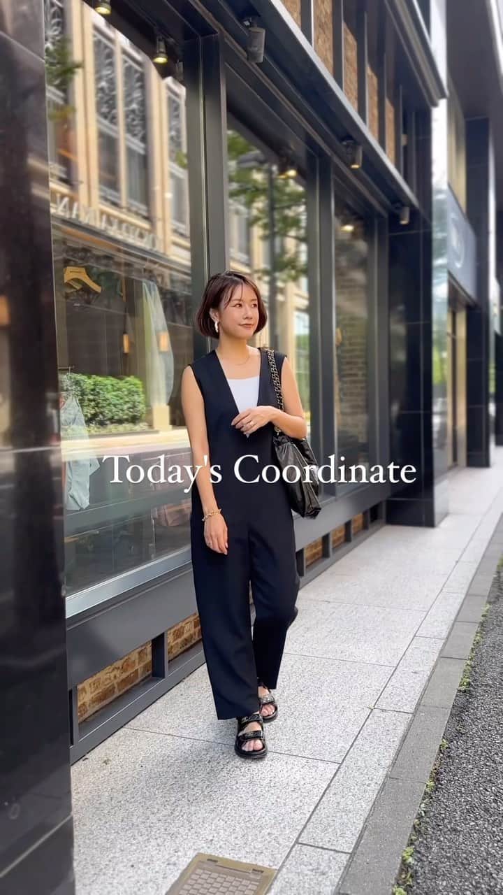 のインスタグラム：「他のコーデはこちらから→ @sa_youu   夏日の本日。今日は楽ちんオールインワン🤍 ノースリなのに暑くて暑くて… 今から夏が不安😮‍💨笑  #30代コーデ #イエベ #イエベ秋#30代ファッション #骨格ウェーブ #大人カジュアル #きれいめカジュアル #シンプルコーデ#大人コーディネート#夏コーデ」