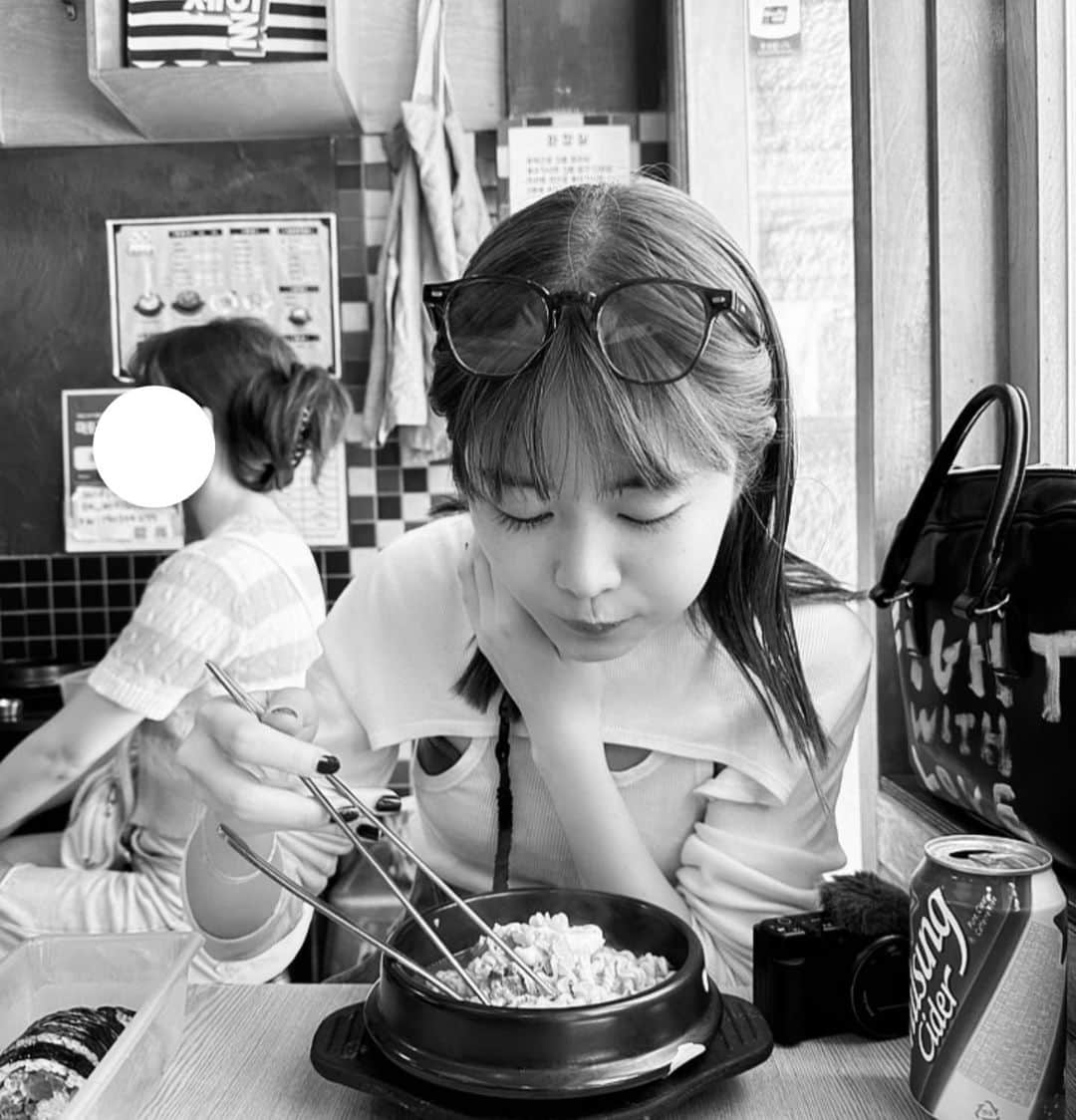 吉成亜美さんのインスタグラム写真 - (吉成亜美Instagram)「「日本人です」「あの〜（すみません）」「コーヒーください」 だけ覚えて挑んだ韓国旅行👍🏻  #overneath#fumikauchida#newbalance#newbalancemt610#commedesgarcons」6月17日 20時42分 - amiyoshinari