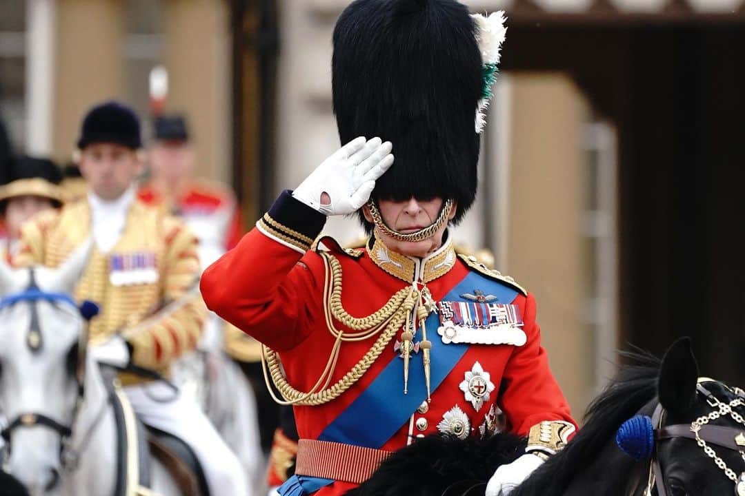 ロイヤル・ファミリーのインスタグラム：「💂‍♂️The King has taken the Salute at Trooping the Colour for the first time as Sovereign.   His Majesty was saluted as Colonel in Chief of the seven regiments of the Household Division in this spectacular ceremony which has marked the Monarch’s official birthday since 1748.    The King attended his first Trooping the Colour in 1951, aged two, and first rode in the parade on horseback as Colonel of the Welsh Guards in 1975.   The Prince of Wales, The Princess Royal and The Duke of Edinburgh also rode in the parade, with The Duke of Edinburgh attending as Colonel of the London Guards for the first time. He has been Royal Colonel of the London Regiment (which became the London Guards last year) since 2011.    The Queen, The Princess of Wales, The Duchess of Edinburgh and other members of the Royal Family viewed the parade, joined by huge crowds in central London.    #TroopingtheColour #KingsBirthdayParade」