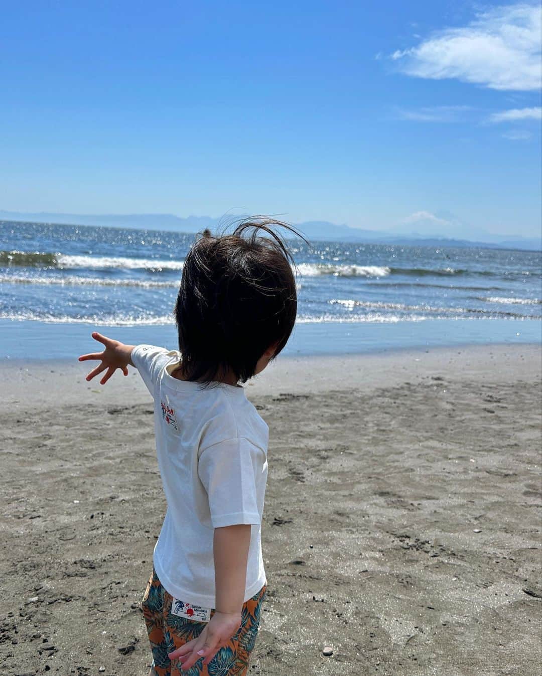 高橋由真さんのインスタグラム写真 - (高橋由真Instagram)「2023♡ENOSHIMA🏝️  海の家建設中の差し入れしに江ノ島行ってきたよ🥤✨  ちーくんは海が大好きで、浜辺に行くなりすごく楽しそうに走り回ってた🫧 今年の夏もたくさんたくさん海に行こうね☺️💓  2枚目は不安そうに✌️を頑張ってみるちーくん  3枚目の浅井ちゃんBoyとのツーショット写真がお気に入り🥺  子供の成長が尊いわあ🙏  #海 #夏 #男の子 #男の子ママ #男の子コーデ #江ノ島 #🏝️」6月17日 20時45分 - yumachi1021
