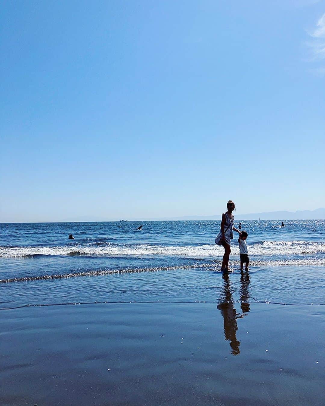 高橋由真さんのインスタグラム写真 - (高橋由真Instagram)「2023♡ENOSHIMA🏝️  海の家建設中の差し入れしに江ノ島行ってきたよ🥤✨  ちーくんは海が大好きで、浜辺に行くなりすごく楽しそうに走り回ってた🫧 今年の夏もたくさんたくさん海に行こうね☺️💓  2枚目は不安そうに✌️を頑張ってみるちーくん  3枚目の浅井ちゃんBoyとのツーショット写真がお気に入り🥺  子供の成長が尊いわあ🙏  #海 #夏 #男の子 #男の子ママ #男の子コーデ #江ノ島 #🏝️」6月17日 20時45分 - yumachi1021