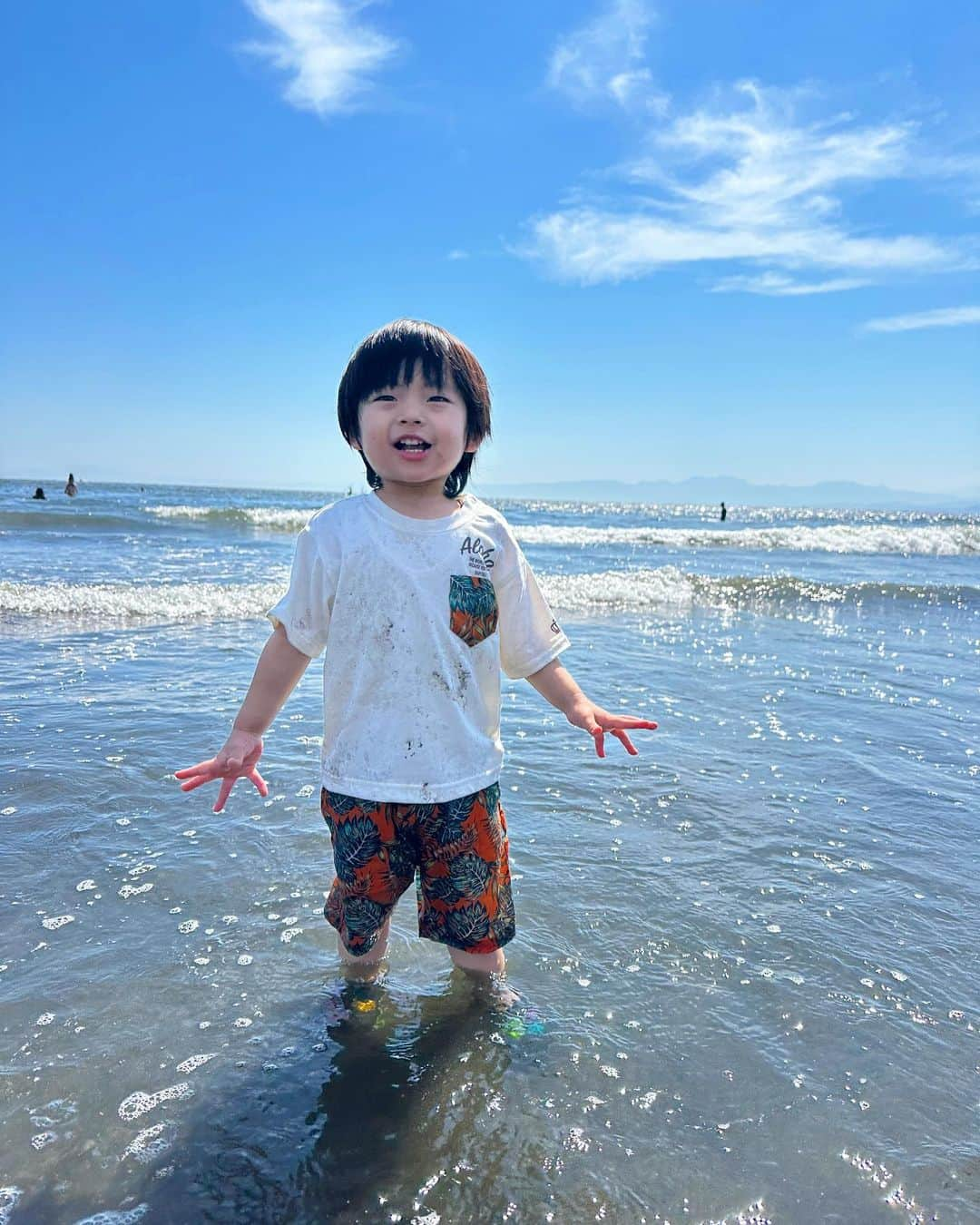 高橋由真のインスタグラム：「2023♡ENOSHIMA🏝️  海の家建設中の差し入れしに江ノ島行ってきたよ🥤✨  ちーくんは海が大好きで、浜辺に行くなりすごく楽しそうに走り回ってた🫧 今年の夏もたくさんたくさん海に行こうね☺️💓  2枚目は不安そうに✌️を頑張ってみるちーくん  3枚目の浅井ちゃんBoyとのツーショット写真がお気に入り🥺  子供の成長が尊いわあ🙏  #海 #夏 #男の子 #男の子ママ #男の子コーデ #江ノ島 #🏝️」