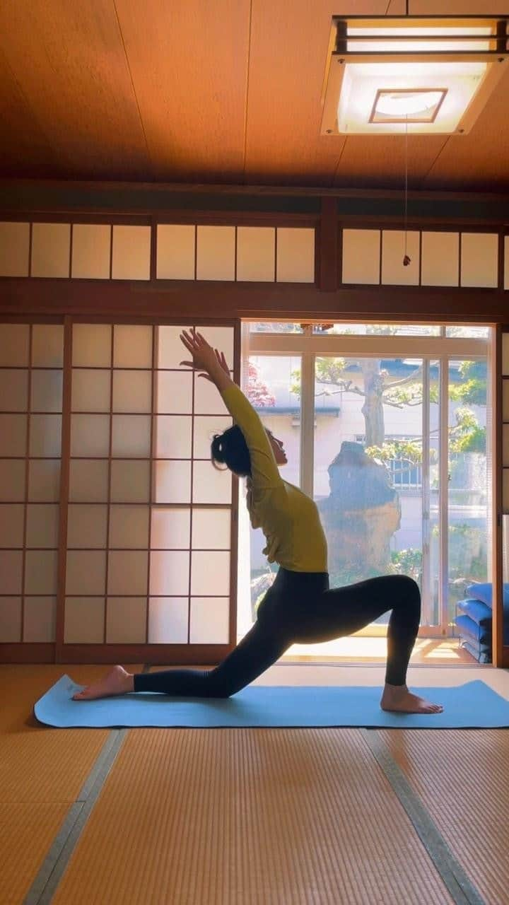 西岡詩穂のインスタグラム：「パーソナルのオンラインヨガを始めました🧘‍♀️🌿 ⁡ ヨガをすることで得られる効果は、 ・姿勢改善 ・メンタル面の安定 ・筋力アップによる基礎代謝アップ ・ストレス解消 ・睡眠の質が向上 ⁡ そんなヨガは、 誰でも、何歳でも、始められます😌 ⁡ 身体が硬くても大丈夫です🙆‍♀️ほんまに😂 ⁡ なぜなら私も身体がガチガチ人間で、身体が柔らかい人がするものだと思い、ヨガは好きではありませんでした。笑 ⁡ でもヨガの本来の目的を学び、少しずつ継続していくことで、 身体も少しずつ柔らかくなり 心も柔らかくなってきました😌✨ ⁡ ただ身体が柔らかくなるためだけのためににオンラインヨガをするのではありません😌 それだったらストレッチを毎日やればいいと思います！ ⁡ 私がオンラインヨガをする理由は、 1人1人が自分と向き合う時間のサポートをしたいからです✨ ⁡ ヨガをする時間を通じて 日常の生活の中で、外側に向かって頑張っている自分と向き合い、 内側との作業をすることで 本来の自分を見つけ、 心の穏やかさはもちろん、自分で自分自身をサポートすることができるんです😌✨🌿 ⁡ こうあるべき、こうじゃなきゃいけないという 無意識のうちに固められた固定概念をとっぱらい、 ⁡ 自分で自分を幸せにしてあげる、 そんなヨガをしてみませんか？☺️🧘‍♀️  ⁡プロフィールにあるLINEを登録で、 初回無料でオンラインヨガの体験できます🌿  ⁡ #ヨガ #オンラインヨガ #オンラインヨガレッスン #オンラインヨガインストラクター #自分時間 #人の目を気にしない #寝起きでもできる #すっぴんでもできる #身体が硬いのは問題ないです #自分と向き合う時間 #自分の内側 #自分を幸せにする #いつでもどこでもやりたい時に #yoga #onlineyoga #yogainstructor #yogalifestyle #yogalife」