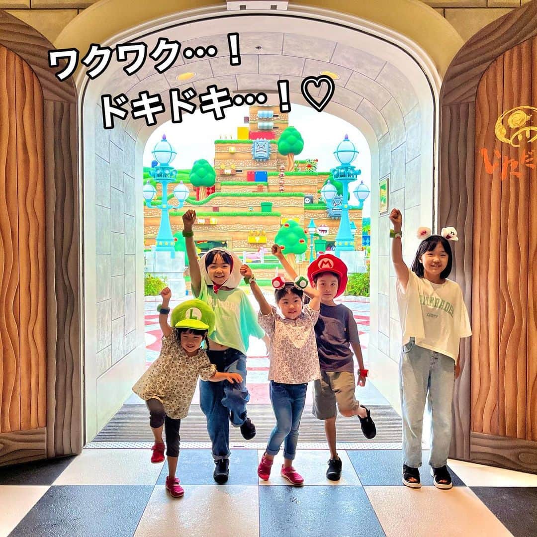 makikoさんのインスタグラム写真 - (makikoInstagram)「❤︎ 先日、念願のUSJに行ってきました‼️✨✨  初めてのスーパー・ニンテンドー・ワールド💜💜 子どもたちもマリオの映画観たり、ゲームしたりで、ここに行くのが本当に楽しみにしてた😊💫  雨も降ったけど、お揃いのレインコート着たらマリオになりきれてこれまたテンション上がったよ⤴️😆  コイン集めとキーチャレンジに夢中で、このエリアだけでも1日中遊べるわ🤩  その中でも1番楽しみにしてたマリオカートのアトラクション🚗 エクスプレス・パス使って待ち時間も少なく体験出来たよ♬子連れでも時間に余裕を持って楽しめた❣️  こっちゃんは身長制限で乗れなかったんやけど、チャイルドスイッチっていう便利なシステム使って大人も楽しむことができた😍👏🏻  子連れユニバについて、事前に知っておくと便利なことを紹介してくれてるサイトがあって、これ見ておくと役に立つはず🫶🏻  ▶︎ https://www.usj.co.jp/web/ja/jp/enjoy/navigation/super-nintendo-world-for-family  いやもうね、噂には聞いてたけどもうホントにね、 ゲームの世界観とかキノピオ・カフェ🍽️もぜーんぶスゴイからね🥺💓 未だに写真見返してユニバに浸ってる😭💓  #USJ #ユニバ #スーパーニンテンドーワールド #WEAREMARIO #PR #子連れ旅行 #こどもとおでかけ」6月17日 20時54分 - batako93