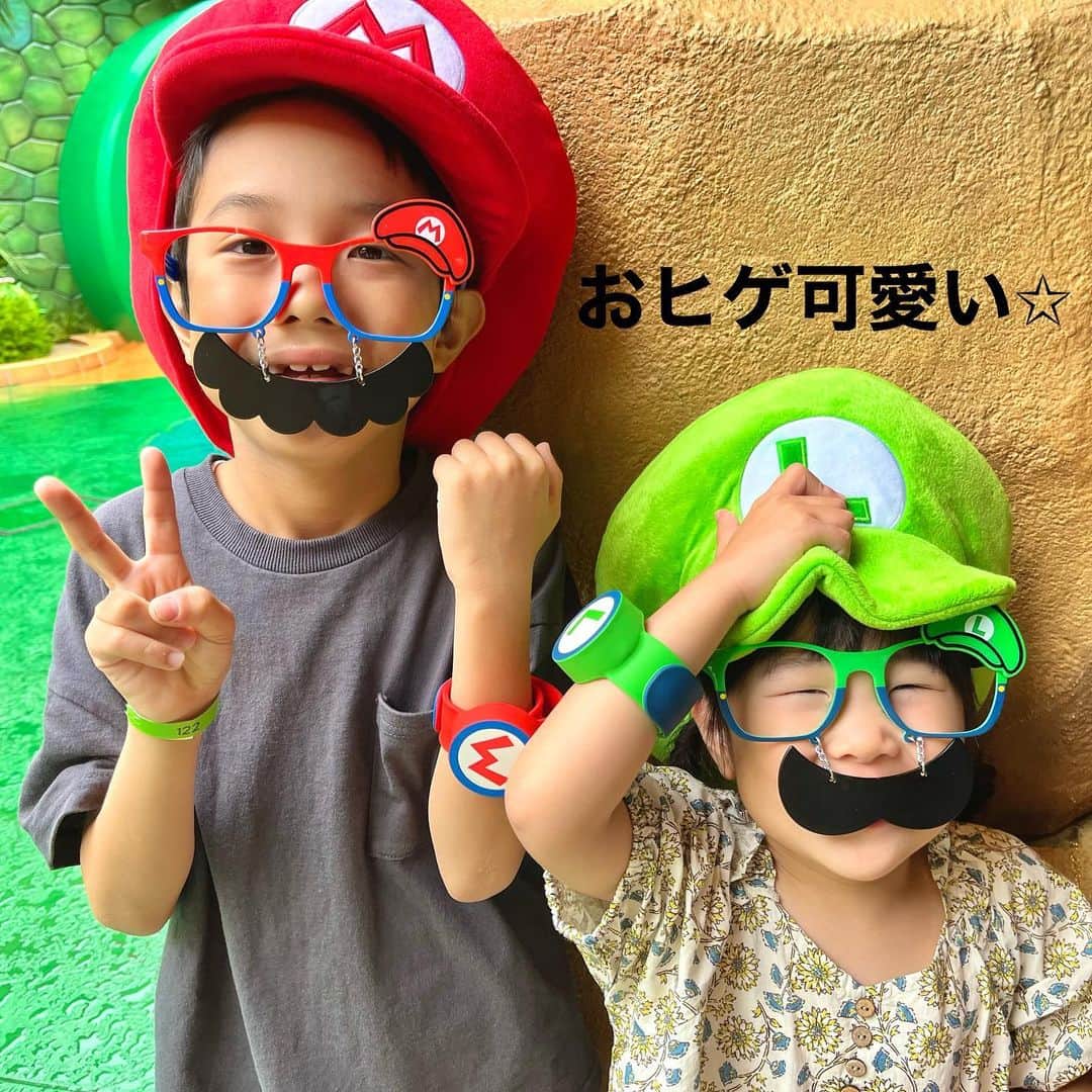 makikoさんのインスタグラム写真 - (makikoInstagram)「❤︎ 先日、念願のUSJに行ってきました‼️✨✨  初めてのスーパー・ニンテンドー・ワールド💜💜 子どもたちもマリオの映画観たり、ゲームしたりで、ここに行くのが本当に楽しみにしてた😊💫  雨も降ったけど、お揃いのレインコート着たらマリオになりきれてこれまたテンション上がったよ⤴️😆  コイン集めとキーチャレンジに夢中で、このエリアだけでも1日中遊べるわ🤩  その中でも1番楽しみにしてたマリオカートのアトラクション🚗 エクスプレス・パス使って待ち時間も少なく体験出来たよ♬子連れでも時間に余裕を持って楽しめた❣️  こっちゃんは身長制限で乗れなかったんやけど、チャイルドスイッチっていう便利なシステム使って大人も楽しむことができた😍👏🏻  子連れユニバについて、事前に知っておくと便利なことを紹介してくれてるサイトがあって、これ見ておくと役に立つはず🫶🏻  ▶︎ https://www.usj.co.jp/web/ja/jp/enjoy/navigation/super-nintendo-world-for-family  いやもうね、噂には聞いてたけどもうホントにね、 ゲームの世界観とかキノピオ・カフェ🍽️もぜーんぶスゴイからね🥺💓 未だに写真見返してユニバに浸ってる😭💓  #USJ #ユニバ #スーパーニンテンドーワールド #WEAREMARIO #PR #子連れ旅行 #こどもとおでかけ」6月17日 20時54分 - batako93