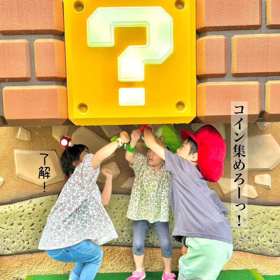 makikoさんのインスタグラム写真 - (makikoInstagram)「❤︎ 先日、念願のUSJに行ってきました‼️✨✨  初めてのスーパー・ニンテンドー・ワールド💜💜 子どもたちもマリオの映画観たり、ゲームしたりで、ここに行くのが本当に楽しみにしてた😊💫  雨も降ったけど、お揃いのレインコート着たらマリオになりきれてこれまたテンション上がったよ⤴️😆  コイン集めとキーチャレンジに夢中で、このエリアだけでも1日中遊べるわ🤩  その中でも1番楽しみにしてたマリオカートのアトラクション🚗 エクスプレス・パス使って待ち時間も少なく体験出来たよ♬子連れでも時間に余裕を持って楽しめた❣️  こっちゃんは身長制限で乗れなかったんやけど、チャイルドスイッチっていう便利なシステム使って大人も楽しむことができた😍👏🏻  子連れユニバについて、事前に知っておくと便利なことを紹介してくれてるサイトがあって、これ見ておくと役に立つはず🫶🏻  ▶︎ https://www.usj.co.jp/web/ja/jp/enjoy/navigation/super-nintendo-world-for-family  いやもうね、噂には聞いてたけどもうホントにね、 ゲームの世界観とかキノピオ・カフェ🍽️もぜーんぶスゴイからね🥺💓 未だに写真見返してユニバに浸ってる😭💓  #USJ #ユニバ #スーパーニンテンドーワールド #WEAREMARIO #PR #子連れ旅行 #こどもとおでかけ」6月17日 20時54分 - batako93