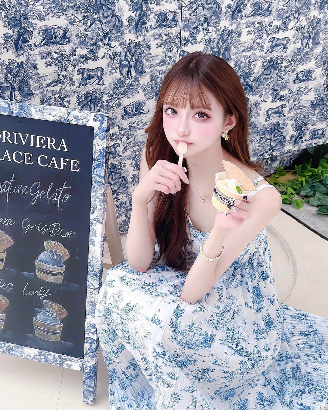 あやちゃんさんのインスタグラム写真 - (あやちゃんInstagram)「DIOR POPUP🤍🫧🍨 めっちゃかわいいー🥺  服も合わせてコーデしてみたよ🏳️‍⚧️  diorivieraカフェ可愛かったー‪‪❤︎ ジェラート迷ったけどピスタチオにした✧‬  #lejardindioriviera  #ルジャルダンディオリビエラ  #diorpopupstore #bankgallery  #diorカフェ #diorcafe #ディオールカフェ #ディオールバッグ #ディオール展 #diorbag #表参道カフェ #原宿カフェ  #東京カフェ #ディオールポップアップ」6月17日 20時54分 - aya.you.love.r