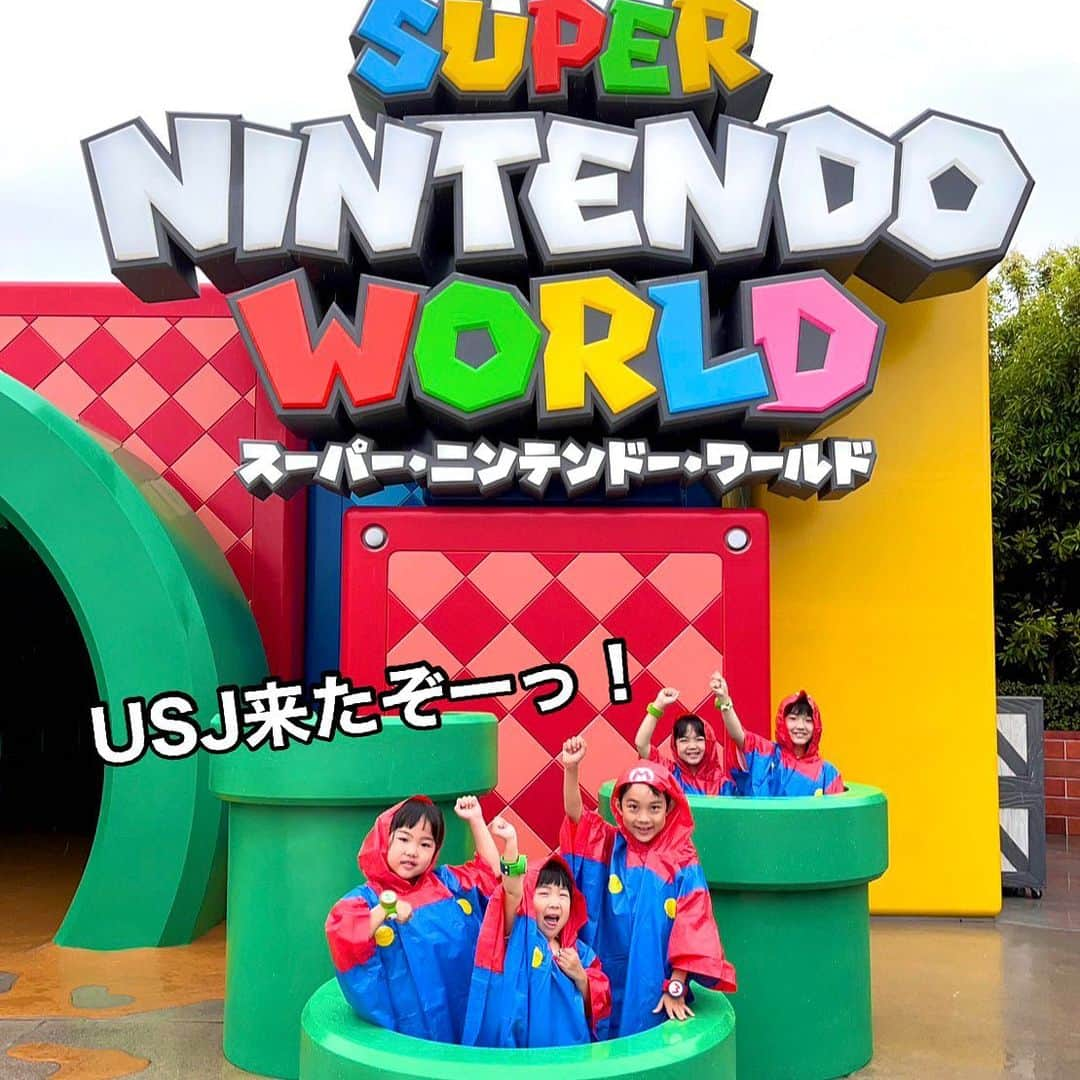 makikoのインスタグラム：「❤︎ 先日、念願のUSJに行ってきました‼️✨✨  初めてのスーパー・ニンテンドー・ワールド💜💜 子どもたちもマリオの映画観たり、ゲームしたりで、ここに行くのが本当に楽しみにしてた😊💫  雨も降ったけど、お揃いのレインコート着たらマリオになりきれてこれまたテンション上がったよ⤴️😆  コイン集めとキーチャレンジに夢中で、このエリアだけでも1日中遊べるわ🤩  その中でも1番楽しみにしてたマリオカートのアトラクション🚗 エクスプレス・パス使って待ち時間も少なく体験出来たよ♬子連れでも時間に余裕を持って楽しめた❣️  こっちゃんは身長制限で乗れなかったんやけど、チャイルドスイッチっていう便利なシステム使って大人も楽しむことができた😍👏🏻  子連れユニバについて、事前に知っておくと便利なことを紹介してくれてるサイトがあって、これ見ておくと役に立つはず🫶🏻  ▶︎ https://www.usj.co.jp/web/ja/jp/enjoy/navigation/super-nintendo-world-for-family  いやもうね、噂には聞いてたけどもうホントにね、 ゲームの世界観とかキノピオ・カフェ🍽️もぜーんぶスゴイからね🥺💓 未だに写真見返してユニバに浸ってる😭💓  #USJ #ユニバ #スーパーニンテンドーワールド #WEAREMARIO #PR #子連れ旅行 #こどもとおでかけ」