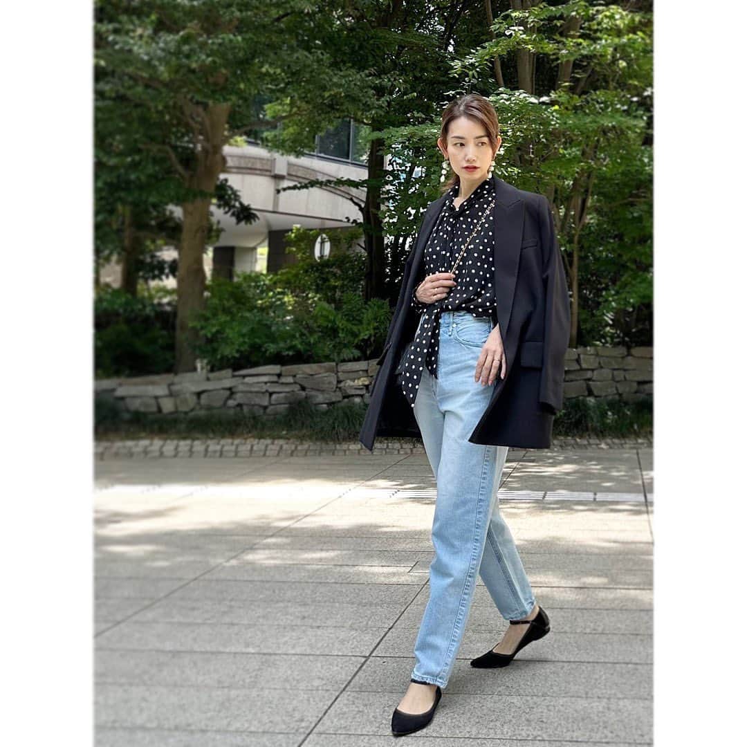のインスタグラム：「* * 撮影で着て 色違いで購入した @plst_official の ボウタイブラウス * 着ているドットのものと もう1枚は 無地のネイビー * 昔から ボウタイブラウスが大好きなのです * #plst #zara #upperhights #gemmaalus #chanel #repetto #アメブロ更新しました」