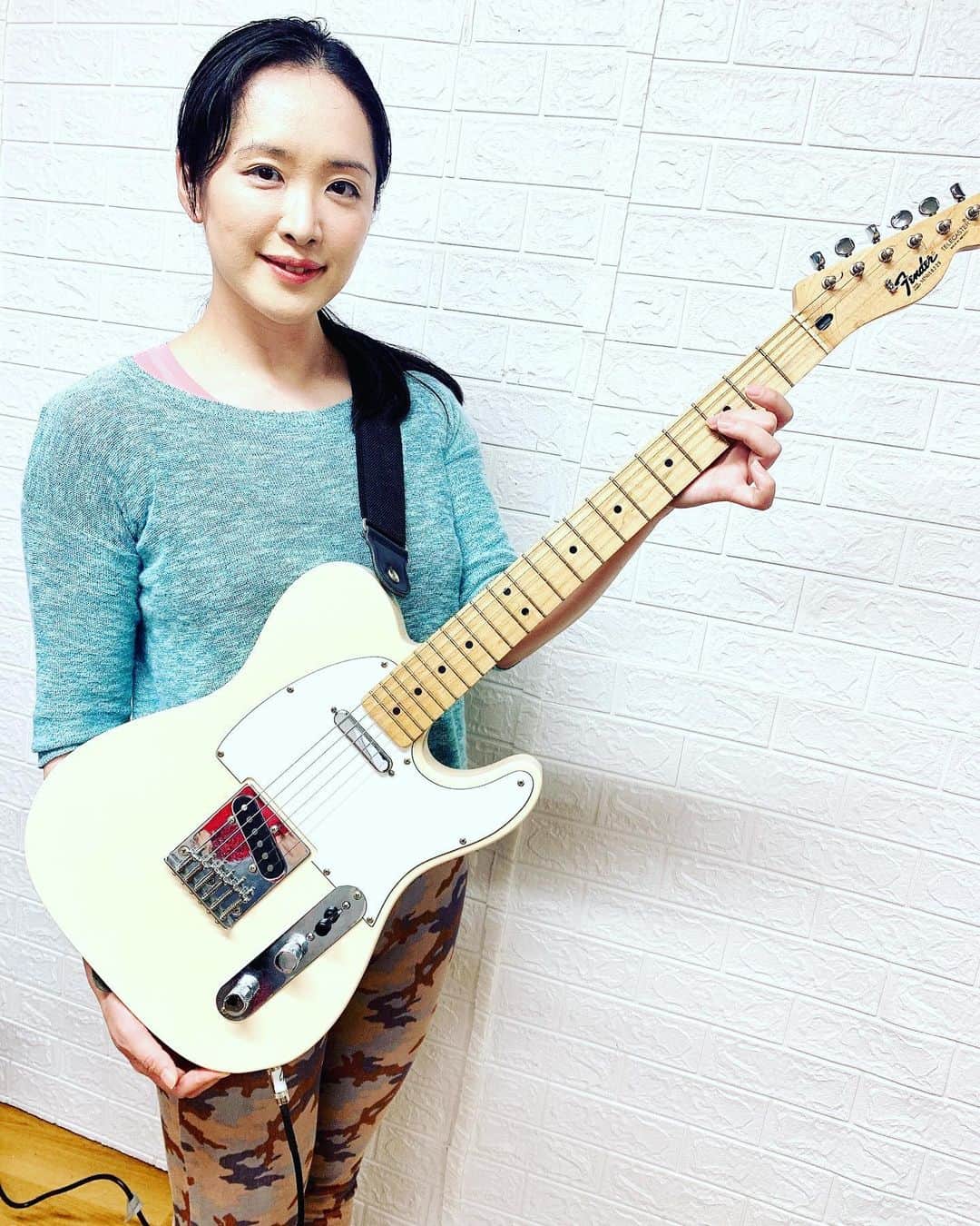 KagitaYukikoさんのインスタグラム写真 - (KagitaYukikoInstagram)「🎸✨✌️ ギターに憧れて (*´ω｀*)⭐️⭐️  高校生の時に アコギを買ったものの。。。  弦をおさえて指が痛すぎて 断念したままという  いつかちゃんと 習いたい✨✨  と思ってたら とっても素敵な先生に 巡り会えました🎸🎶  プロのミュージシャンを 目指す方へ✨✨ 大阪にある ⭐️ 総合芸能センターキャッチ⭐️ @catch2500  こちらにお邪魔して ギターレッスンを受けて きました(*'ω'*)✌️  音楽大好き♪♪ エレキギターの音も すんごい好きなんですよね💕  初心者なので 基本から 丁寧に教えて頂きました☆★  アコースティックギター⭐️ エレキギター🎸 今回教えてくださった 先生のご紹介✨✨  ＊講師紹介＊ ✨岸本耕誌✨  ＊京都市交響楽団 ＊八代亜紀 ＊天童よしみ ＊中条きよし デュークエイセスなど 多数のサポート他、 スタジオミュージシャンとしても 高い評価を得ている✨✨ 大阪芸術大学及び 大阪芸術大学短期大学の講師  岸本先生✨✨ 楽しいレッスン ありがとうございました（^人^）♪♪  リクエストして 先生にも演奏して もらったから 動画載せてます🎸✨✨　  こちらの ⭐️総合芸能センターキャッチ⭐️ ドラムやピアノとか コースも色々あって 楽しそう🎹🎶  タレント・俳優・子役など、 デビュー率は100%✨✨ ミュージシャンコースも 100%を目指しているそう  ✨受講生募集✨ 受講科目＆コース ＊ギターコース（個人） ＊ベースギターコース（個人） ＊ドラムコース（個人） ＊ポップスピアノコース（個人） ＊ギターグループコース ＊ベースギターグループコース  #🎸 #ギターレッスン PR @catch2500 #大阪ドラム教室  #大阪ギター教室  #ミュージシャン  #受講生募集中  #柏原市  #総合芸能センターキャッチ  #大阪音楽教室  #プロを目指す」6月17日 20時54分 - mermaid.yukinko
