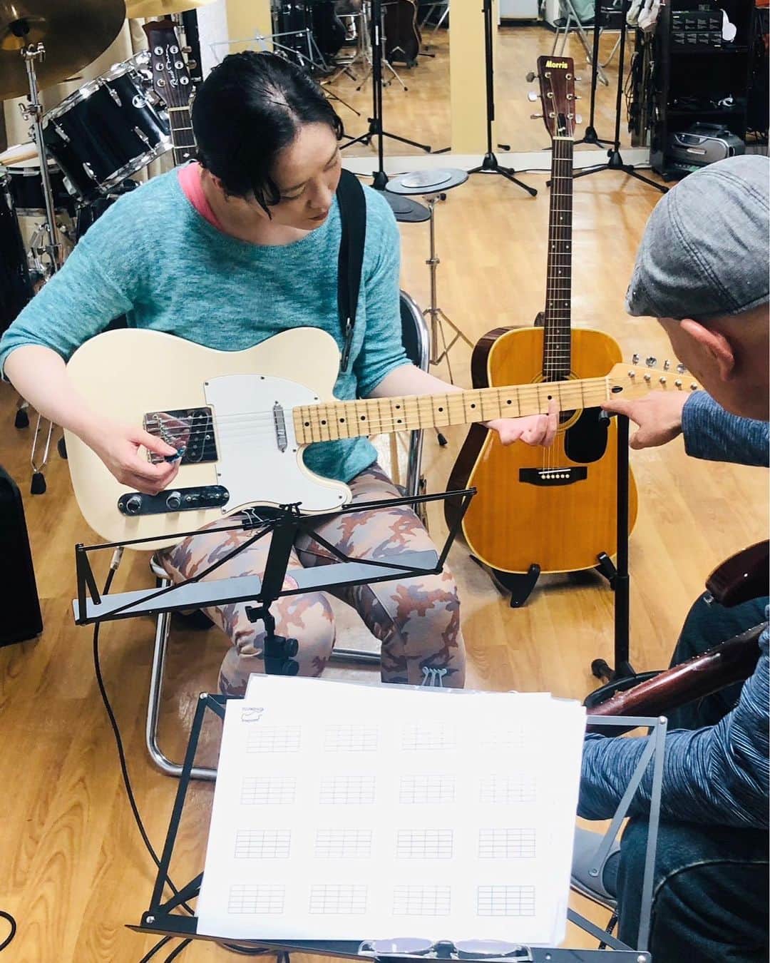 KagitaYukikoさんのインスタグラム写真 - (KagitaYukikoInstagram)「🎸✨✌️ ギターに憧れて (*´ω｀*)⭐️⭐️  高校生の時に アコギを買ったものの。。。  弦をおさえて指が痛すぎて 断念したままという  いつかちゃんと 習いたい✨✨  と思ってたら とっても素敵な先生に 巡り会えました🎸🎶  プロのミュージシャンを 目指す方へ✨✨ 大阪にある ⭐️ 総合芸能センターキャッチ⭐️ @catch2500  こちらにお邪魔して ギターレッスンを受けて きました(*'ω'*)✌️  音楽大好き♪♪ エレキギターの音も すんごい好きなんですよね💕  初心者なので 基本から 丁寧に教えて頂きました☆★  アコースティックギター⭐️ エレキギター🎸 今回教えてくださった 先生のご紹介✨✨  ＊講師紹介＊ ✨岸本耕誌✨  ＊京都市交響楽団 ＊八代亜紀 ＊天童よしみ ＊中条きよし デュークエイセスなど 多数のサポート他、 スタジオミュージシャンとしても 高い評価を得ている✨✨ 大阪芸術大学及び 大阪芸術大学短期大学の講師  岸本先生✨✨ 楽しいレッスン ありがとうございました（^人^）♪♪  リクエストして 先生にも演奏して もらったから 動画載せてます🎸✨✨　  こちらの ⭐️総合芸能センターキャッチ⭐️ ドラムやピアノとか コースも色々あって 楽しそう🎹🎶  タレント・俳優・子役など、 デビュー率は100%✨✨ ミュージシャンコースも 100%を目指しているそう  ✨受講生募集✨ 受講科目＆コース ＊ギターコース（個人） ＊ベースギターコース（個人） ＊ドラムコース（個人） ＊ポップスピアノコース（個人） ＊ギターグループコース ＊ベースギターグループコース  #🎸 #ギターレッスン PR @catch2500 #大阪ドラム教室  #大阪ギター教室  #ミュージシャン  #受講生募集中  #柏原市  #総合芸能センターキャッチ  #大阪音楽教室  #プロを目指す」6月17日 20時54分 - mermaid.yukinko