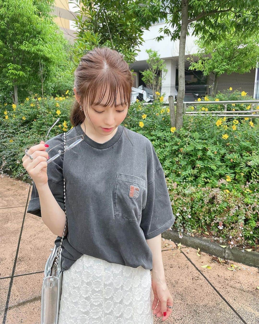 白岩まちこのインスタグラム：「≫≫👶🏻🚗... 𝘛𝘰𝘥𝘢𝘺'𝘴... ㅤㅤㅤㅤㅤㅤㅤㅤㅤㅤㅤㅤㅤ ㅤㅤㅤㅤㅤㅤㅤㅤㅤㅤㅤㅤㅤ  👶🏻の１ヶ月検診に行ってきた🚗✨  ㅤㅤㅤㅤㅤㅤㅤㅤㅤㅤㅤㅤㅤ 順調に成長してて、外出もOKいただいたので これからは👶🏻連れて沢山お出かけするぞー🤭💕  そんな日のコーデ ㅤㅤㅤㅤㅤㅤㅤㅤㅤㅤㅤㅤㅤ  ㅤㅤㅤㅤㅤ  𝘛 𝘴𝘩𝘪𝘳𝘵  @classicalelf_official  ㅤㅤㅤㅤㅤㅤㅤㅤㅤㅤㅤㅤㅤ ㅤㅤㅤㅤㅤㅤㅤㅤㅤㅤㅤㅤㅤ  𝘴𝘬𝘪𝘳𝘵  neam  𝘉𝘢𝘨  GRL  古着感のあるヴィンテージTシャツは メンズとのシェアも可愛い☺️💗  👦🏽ともシェアしたいなーって思って 私はブラックのMサイズにしたよ🦢🖤  体格のいい👦🏽でも着れた🕺🏻✨  　 明日はおやすみ😘！ みんなはなにすんのー？  わたしはお家でお仕事やな🫨🫨🫨  ㅤㅤㅤㅤㅤㅤㅤㅤㅤㅤㅤㅤㅤ  ㅤㅤㅤㅤㅤㅤㅤㅤㅤㅤㅤㅤㅤ ㅤㅤㅤㅤㅤㅤㅤㅤㅤㅤㅤㅤㅤ  #ファッション部#今日のコーディネート #クラシカルエルフ#classicalelf#エルフコーデ  #タイアップ#uniqlo#gu#zara#java#ジャバ #ユニクロ#ジーユー#ザラ#zozo#zozotown #zozotown購入品#zozo購入品#大人コーデ #Tシャツ#ワイドシルエット#ヴィンテージライク #ファッションコーデ#夏服コーデ#夏服 #Tシャツコーデ#骨格ウェーブ#イエベコーデ #大人カジュアル」