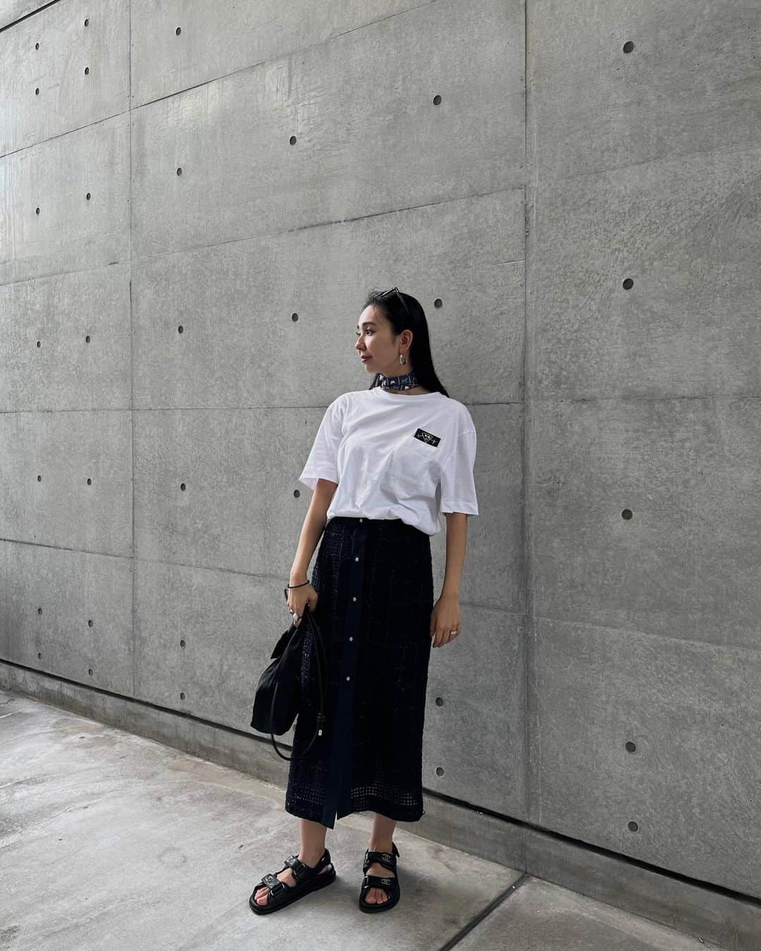 鈴木詩織のインスタグラム：「久しぶりのRIMS♡ 何年振りかだったけど一切みんな変わらないのでした🫡🤍楽しかったな〜✨  この日は相方さんのコラボスカートを着て行ったの🩶 @megumitomihari × @pinkyanddianne_official   涼しいツイードで、しかもラメというかキラキラしていてほんとにかわいい🥹✨ 写真で見てたときより実物の方が断然可愛くてテンション上がりました♡ 生地選びからめぅたんのこだわりがひしひし伝わってきたよ🥰  この前変えたネイルもとってもお気に入り💗大人なハートと、細フレンチにしてもらいました。手を見るたびにわくわくっ☺️  ⁡  #shiorin_styling#pinkyanddianne#planc」
