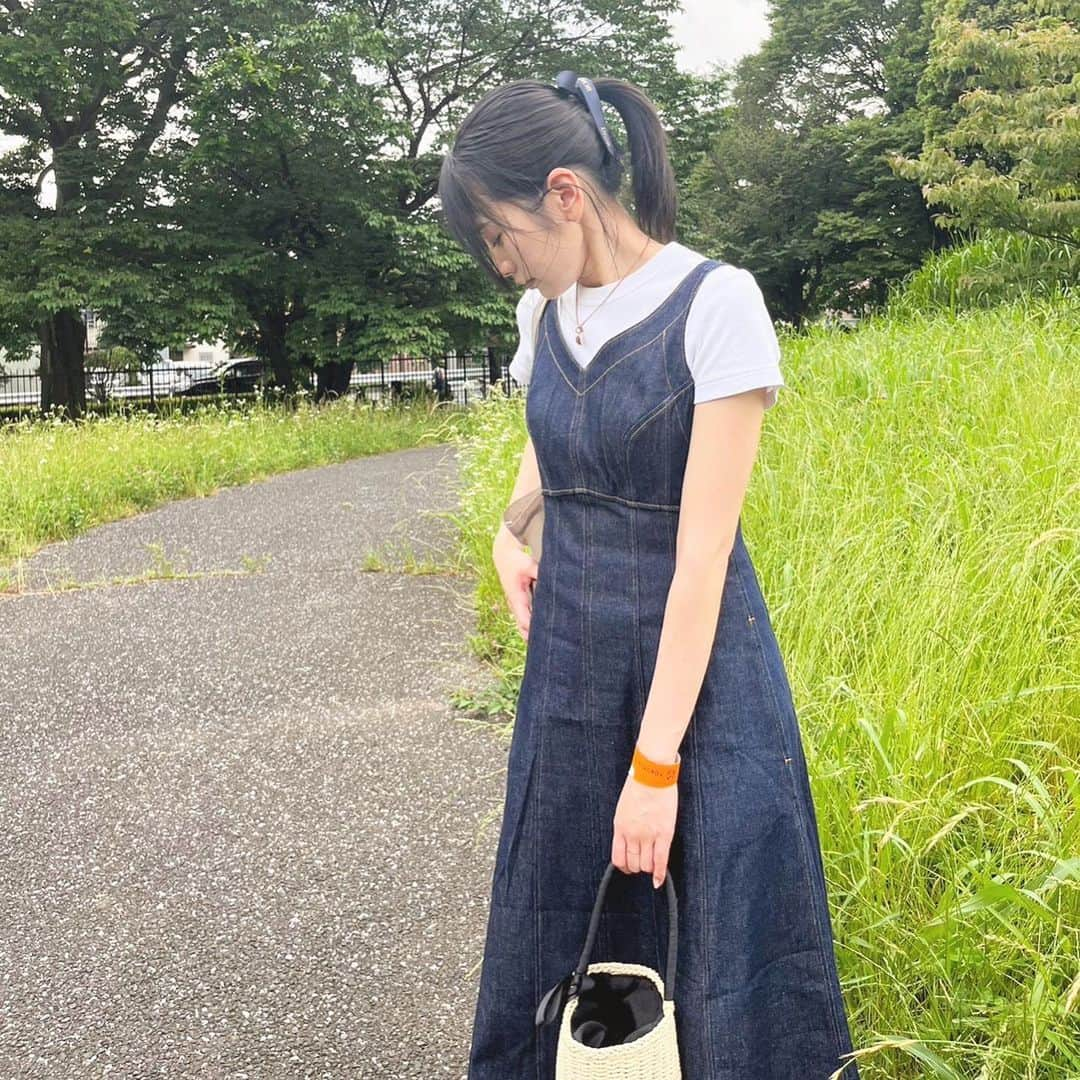 小林亜実さんのインスタグラム写真 - (小林亜実Instagram)「. 時差投稿になっちゃいますが、、 先日、ずっと行きたかった東京蚤の市に行ってきましたた♡ . ヴィンテージの古道具や雑貨、古着や食器や作家さんの作品などがずらりと並んでいるだけでわくわくが溢れました🫧 . 広い会場を何周もしてくまなく見回して、買った気になったけど自分にはガラスのストローしか買ってませんでした（笑） でも栞菜の誕生日プレゼントにカップ&ソーサーを渡したくて、一緒に行ったもえのちゃんに一緒に選んでもらえたので良し☕️ とっておきのが見つかって満足♡ . また秋の蚤の市も行きたいなぁと思っています🦆 . . . . #東京蚤の市 #東京蚤の市2023 #蚤の市 #国営昭和記念公園 #デニムワンピース #公園コーデ #9枚目なんか喋ってるわ」6月17日 20時51分 - koami112