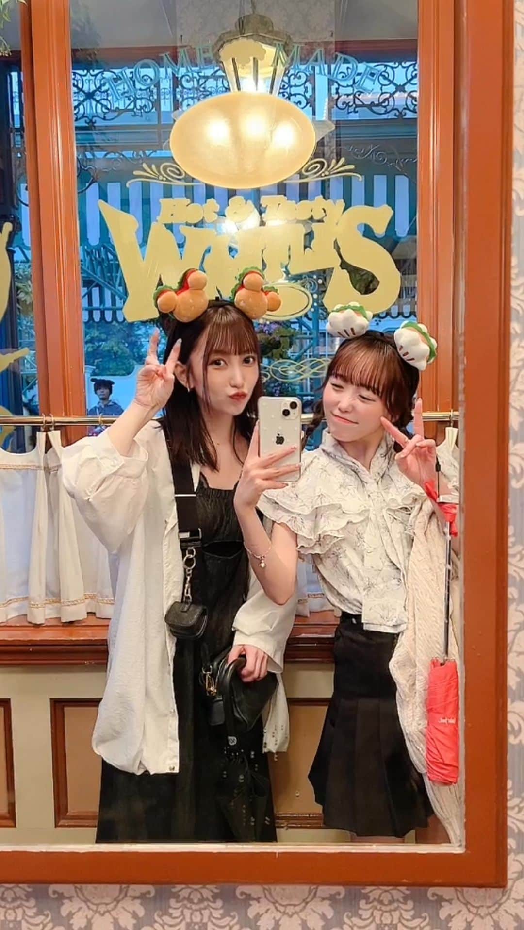 小日向夏実のインスタグラム：「😽💕  ゆりあちゃんと…♡なんかラブラブな動画できた〜！  次の予定も決まってるし?楽しいのは最強だね🫰🏻  #ディズニー #ディズニーランド #東京ディズニーランド #夢の国 #雨の日コーデ #デート #低身長コーデ #friends #reels #japantravel #japanesegirl #followｍe #いいね歓迎」